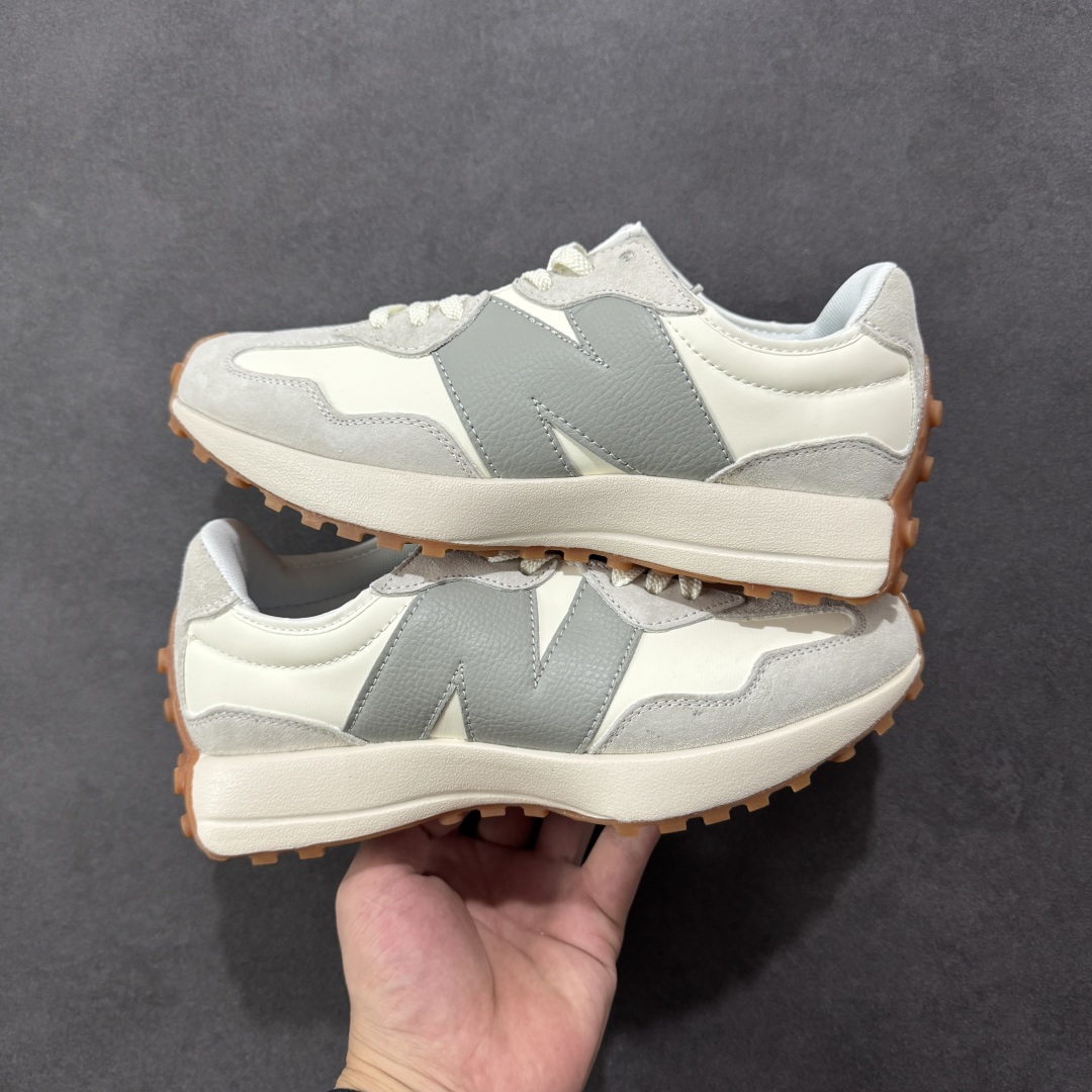 图片[11]-【PE福利版】NB新百伦New Balance NB327系列复古休闲运动慢跑鞋 MS327LAB 全新 New Balance 327 系列，以更纯粹的复古风格设计打造的全新造型。侧身还以解构设计，将 N 字标志以做旧压花样式呈现，样式别具新意。而麂皮、冲孔皮革的塑造，则呈现出高级怀旧气质，也让鞋款在奢华时装风格与运动氛围之间达到了平衡。 尺码：36～45半-选品中心