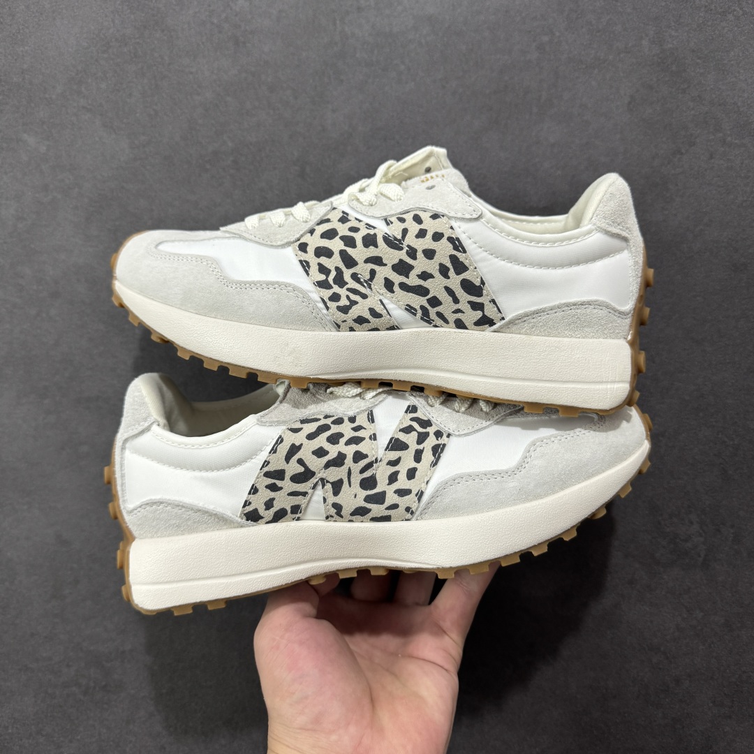图片[18]-【PE福利版】NB新百伦New Balance NB327系列复古休闲运动慢跑鞋 MS327LAB 全新 New Balance 327 系列，以更纯粹的复古风格设计打造的全新造型。侧身还以解构设计，将 N 字标志以做旧压花样式呈现，样式别具新意。而麂皮、冲孔皮革的塑造，则呈现出高级怀旧气质，也让鞋款在奢华时装风格与运动氛围之间达到了平衡。 尺码：36～45半-选品中心