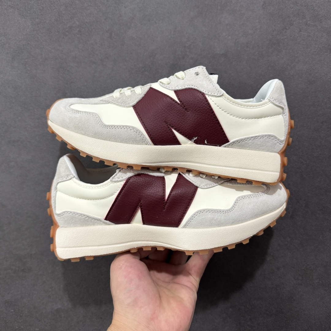 图片[23]-【PE福利版】NB新百伦New Balance NB327系列复古休闲运动慢跑鞋 MS327LAB 全新 New Balance 327 系列，以更纯粹的复古风格设计打造的全新造型。侧身还以解构设计，将 N 字标志以做旧压花样式呈现，样式别具新意。而麂皮、冲孔皮革的塑造，则呈现出高级怀旧气质，也让鞋款在奢华时装风格与运动氛围之间达到了平衡。 尺码：36～45半-选品中心