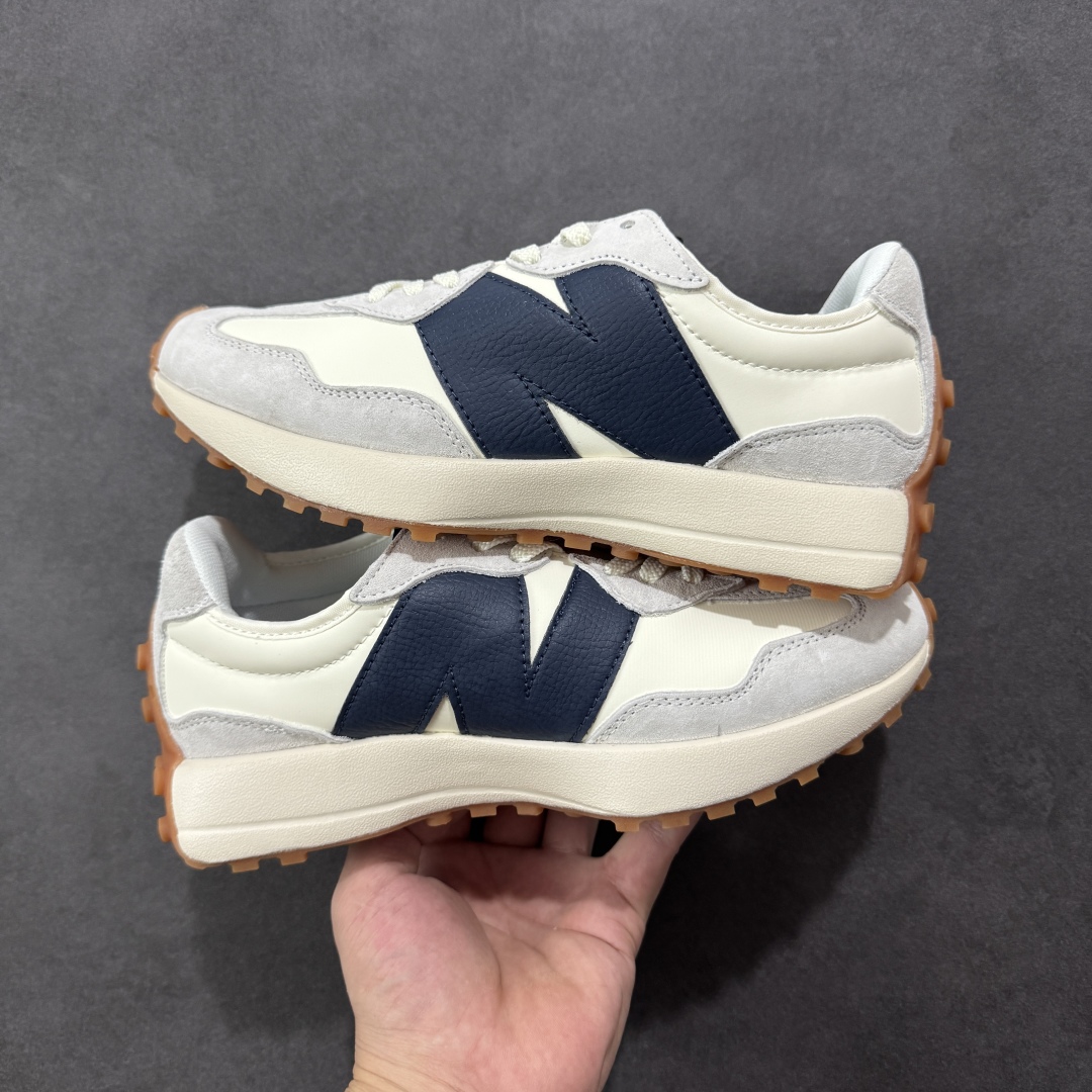 图片[15]-【PE福利版】NB新百伦New Balance NB327系列复古休闲运动慢跑鞋 MS327LAB 全新 New Balance 327 系列，以更纯粹的复古风格设计打造的全新造型。侧身还以解构设计，将 N 字标志以做旧压花样式呈现，样式别具新意。而麂皮、冲孔皮革的塑造，则呈现出高级怀旧气质，也让鞋款在奢华时装风格与运动氛围之间达到了平衡。 尺码：36～45半-选品中心