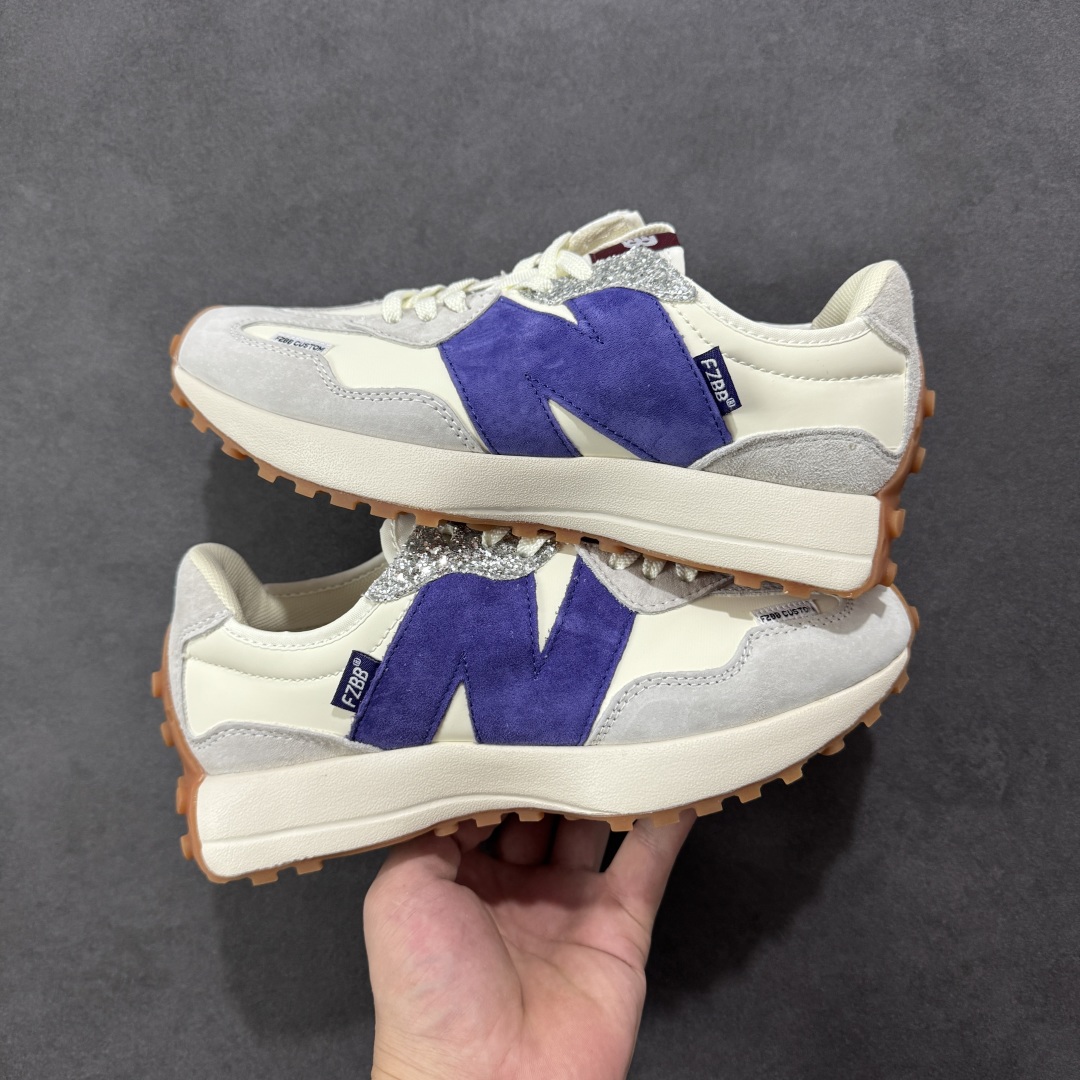 图片[7]-【PE福利版】NB新百伦New Balance NB327系列复古休闲运动慢跑鞋 MS327LAB 全新 New Balance 327 系列，以更纯粹的复古风格设计打造的全新造型。侧身还以解构设计，将 N 字标志以做旧压花样式呈现，样式别具新意。而麂皮、冲孔皮革的塑造，则呈现出高级怀旧气质，也让鞋款在奢华时装风格与运动氛围之间达到了平衡。 尺码：36～45半-选品中心