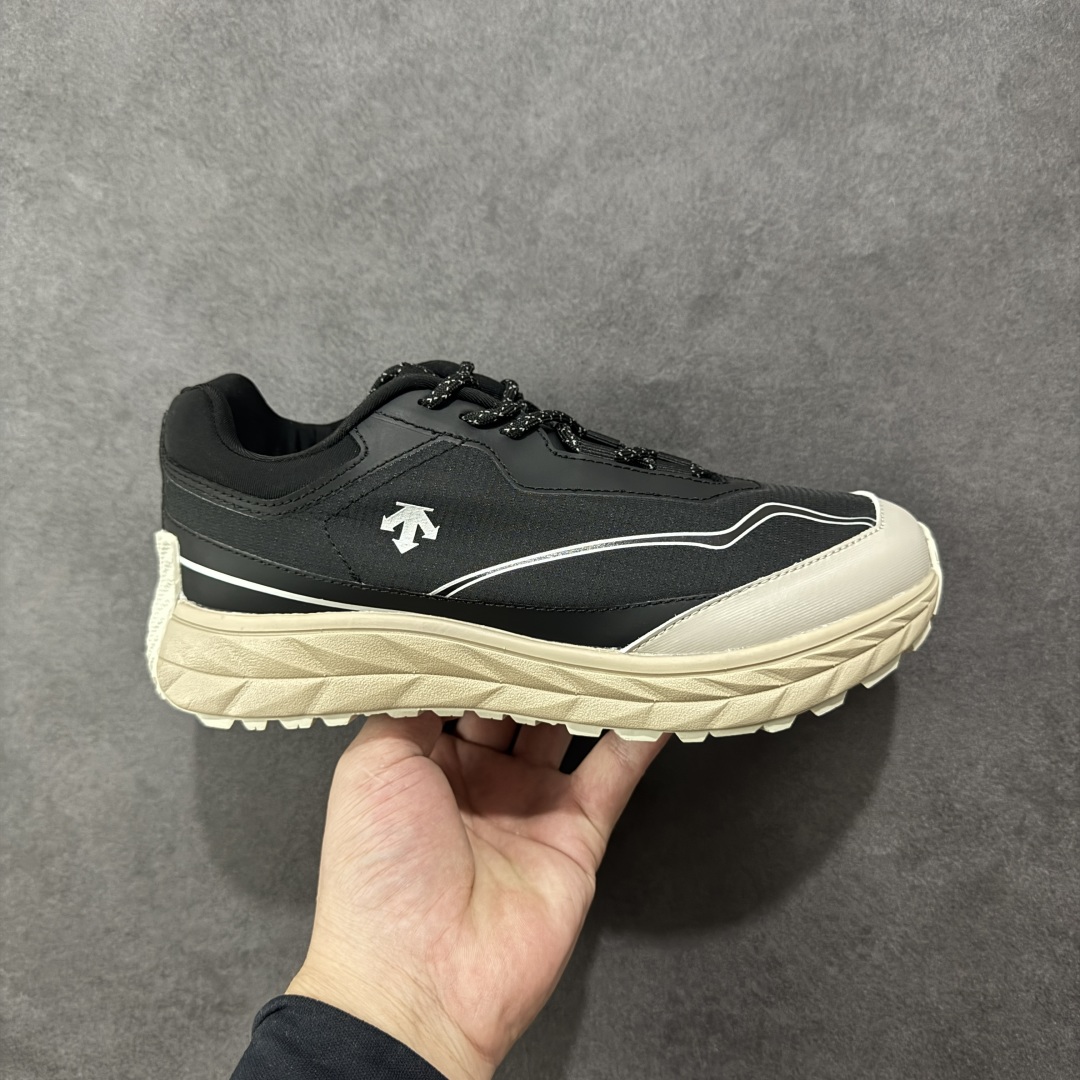 【PZ版本】DESCENTE Terrain D 迪桑特舒适柔软防滑耐磨低帮生活休闲鞋 DESCENTE(迪桑特)创立于1935年,品牌名取自法语词汇,意为“滑降”。品牌箭头标识代表滑雪的三种技术“高速直线滑行”、“穿越”和“侧滑”,也寓意品牌在打造高端专业运动产品中不断追求完美的创新精神,致力于成为中国高端专业滑雪、综训、女子、铁人三项、高尔夫的第一品牌。 尺码:36 36.5 37 38 38.5 39 40 40.5 41 42 42.5 43 44 44.5 45-选品中心