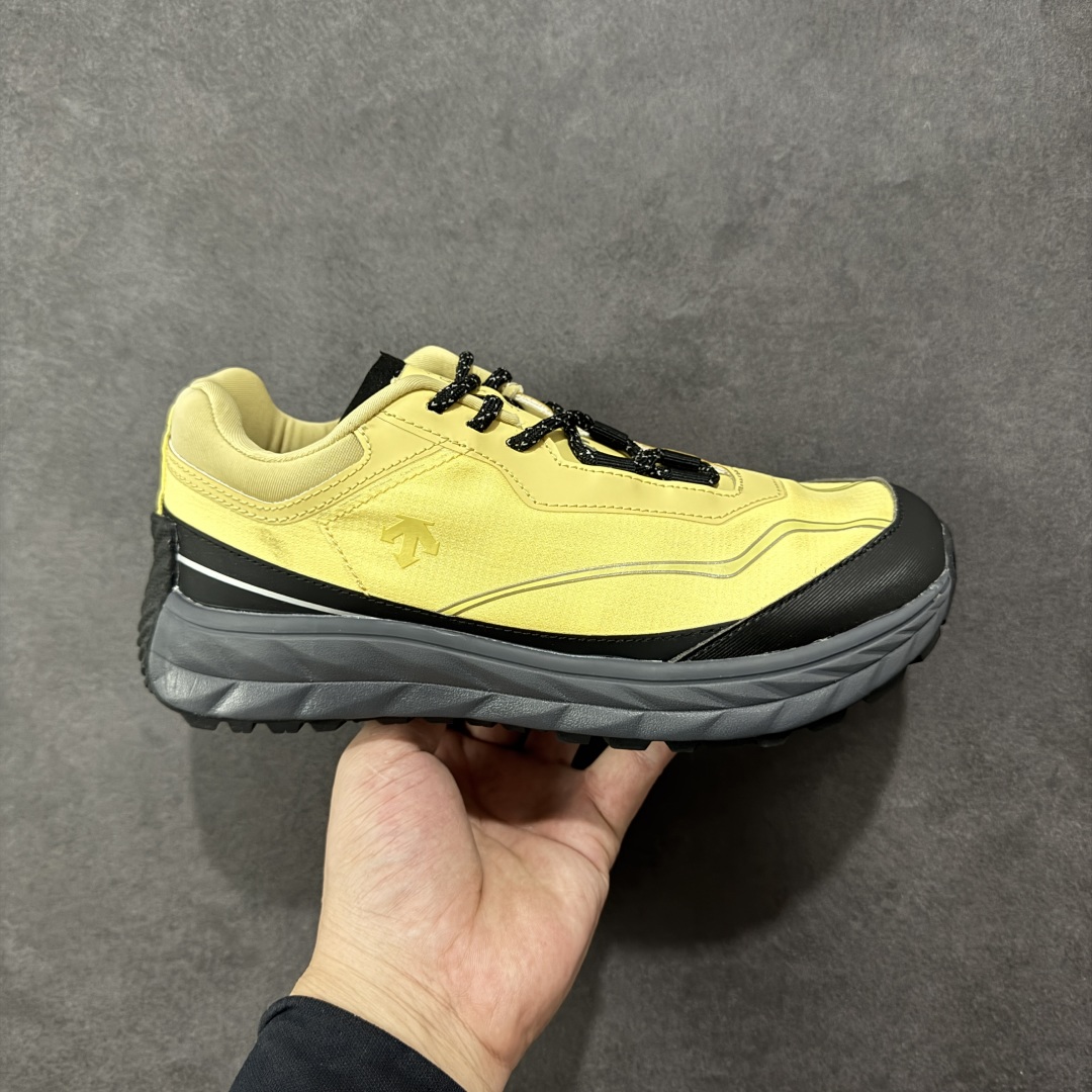 【PZ版本】DESCENTE Terrain D 迪桑特舒适柔软防滑耐磨低帮生活休闲鞋 DESCENTE(迪桑特)创立于1935年,品牌名取自法语词汇,意为“滑降”。品牌箭头标识代表滑雪的三种技术“高速直线滑行”、“穿越”和“侧滑”,也寓意品牌在打造高端专业运动产品中不断追求完美的创新精神,致力于成为中国高端专业滑雪、综训、女子、铁人三项、高尔夫的第一品牌。 尺码:36 36.5 37 38 38.5 39 40 40.5 41 42 42.5 43 44 44.5 45-选品中心