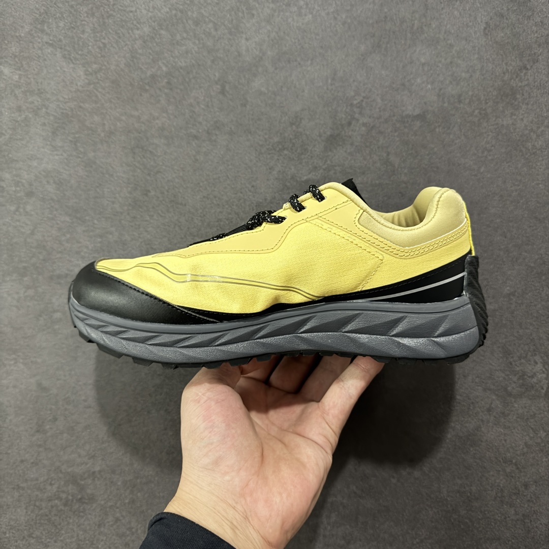 图片[2]-【PZ版本】DESCENTE Terrain D 迪桑特舒适柔软防滑耐磨低帮生活休闲鞋 DESCENTE（迪桑特）创立于1935年，品牌名取自法语词汇，意为“滑降”。品牌箭头标识代表滑雪的三种技术“高速直线滑行”、“穿越”和“侧滑”，也寓意品牌在打造高端专业运动产品中不断追求完美的创新精神，致力于成为中国高端专业滑雪、综训、女子、铁人三项、高尔夫的第一品牌。 尺码：36 36.5 37 38 38.5 39 40 40.5 41 42 42.5 43 44 44.5 45-选品中心