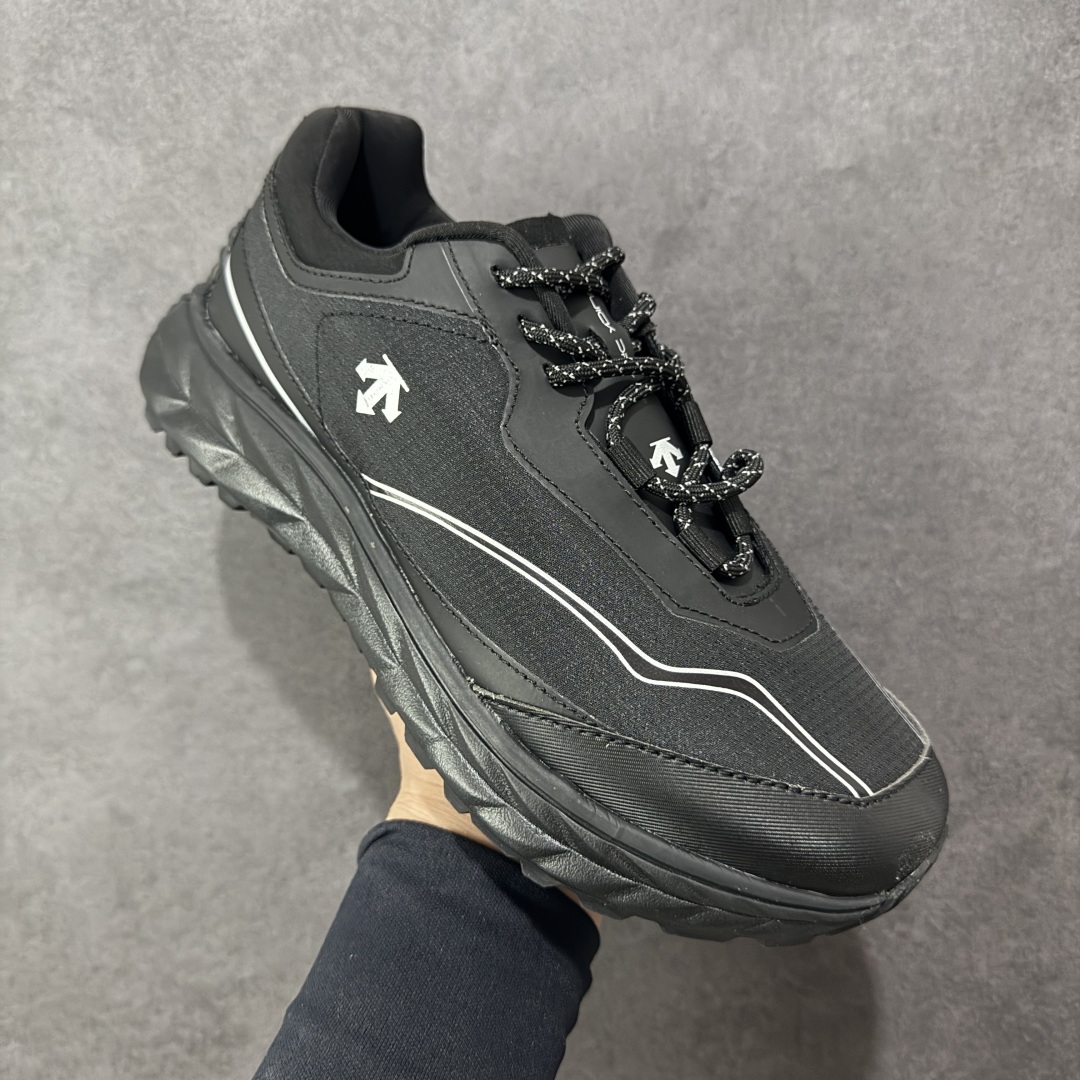 图片[3]-【PZ版本】DESCENTE Terrain D 迪桑特舒适柔软防滑耐磨低帮生活休闲鞋 DESCENTE（迪桑特）创立于1935年，品牌名取自法语词汇，意为“滑降”。品牌箭头标识代表滑雪的三种技术“高速直线滑行”、“穿越”和“侧滑”，也寓意品牌在打造高端专业运动产品中不断追求完美的创新精神，致力于成为中国高端专业滑雪、综训、女子、铁人三项、高尔夫的第一品牌。 尺码：36 36.5 37 38 38.5 39 40 40.5 41 42 42.5 43 44 44.5 45-选品中心