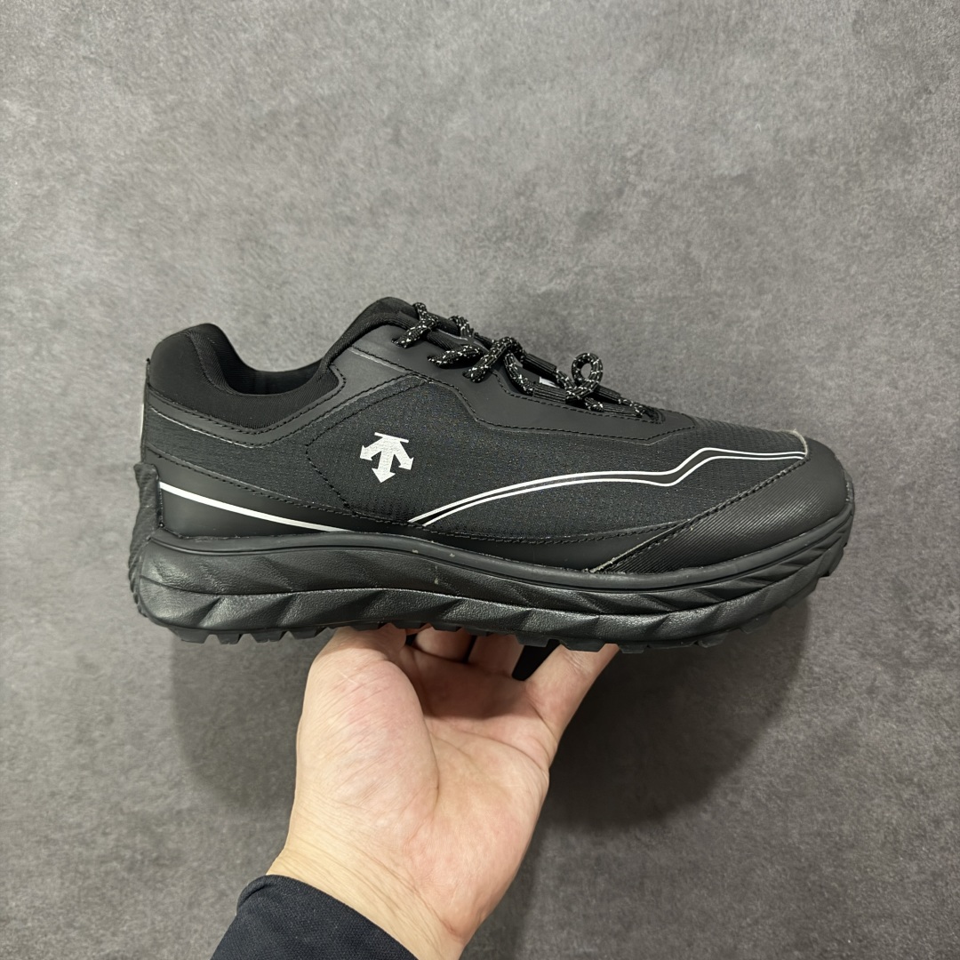 【PZ版本】DESCENTE Terrain D 迪桑特舒适柔软防滑耐磨低帮生活休闲鞋 DESCENTE(迪桑特)创立于1935年,品牌名取自法语词汇,意为“滑降”。品牌箭头标识代表滑雪的三种技术“高速直线滑行”、“穿越”和“侧滑”,也寓意品牌在打造高端专业运动产品中不断追求完美的创新精神,致力于成为中国高端专业滑雪、综训、女子、铁人三项、高尔夫的第一品牌。 尺码:36 36.5 37 38 38.5 39 40 40.5 41 42 42.5 43 44 44.5 45-选品中心