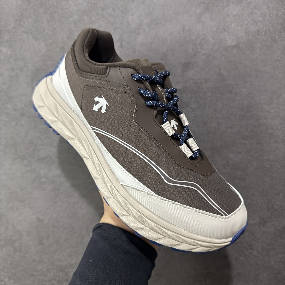 图片[3]-【PZ版本】DESCENTE Terrain D 迪桑特舒适柔软防滑耐磨低帮生活休闲鞋 DESCENTE（迪桑特）创立于1935年，品牌名取自法语词汇，意为“滑降”。品牌箭头标识代表滑雪的三种技术“高速直线滑行”、“穿越”和“侧滑”，也寓意品牌在打造高端专业运动产品中不断追求完美的创新精神，致力于成为中国高端专业滑雪、综训、女子、铁人三项、高尔夫的第一品牌。 尺码：36 36.5 37 38 38.5 39 40 40.5 41 42 42.5 43 44 44.5 45-选品中心