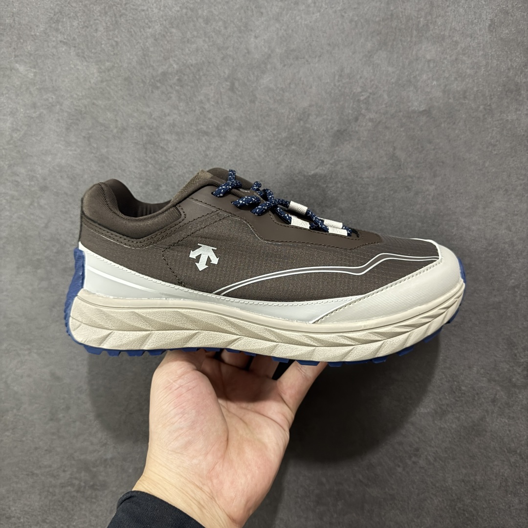 【PZ版本】DESCENTE Terrain D 迪桑特舒适柔软防滑耐磨低帮生活休闲鞋 DESCENTE(迪桑特)创立于1935年,品牌名取自法语词汇,意为“滑降”。品牌箭头标识代表滑雪的三种技术“高速直线滑行”、“穿越”和“侧滑”,也寓意品牌在打造高端专业运动产品中不断追求完美的创新精神,致力于成为中国高端专业滑雪、综训、女子、铁人三项、高尔夫的第一品牌。 尺码:36 36.5 37 38 38.5 39 40 40.5 41 42 42.5 43 44 44.5 45-选品中心