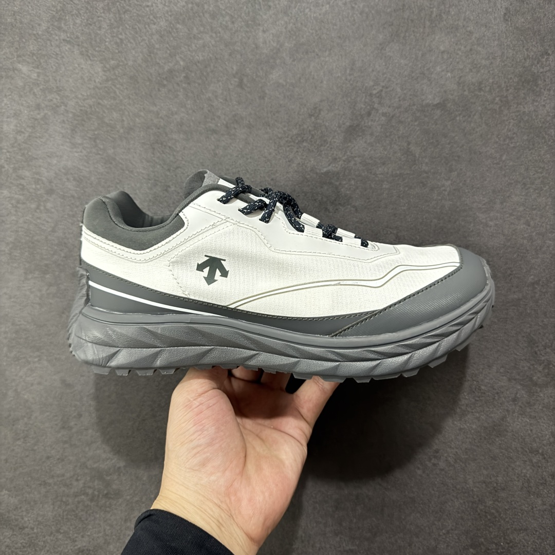 【PZ版本】DESCENTE Terrain D 迪桑特舒适柔软防滑耐磨低帮生活休闲鞋 DESCENTE(迪桑特)创立于1935年,品牌名取自法语词汇,意为“滑降”。品牌箭头标识代表滑雪的三种技术“高速直线滑行”、“穿越”和“侧滑”,也寓意品牌在打造高端专业运动产品中不断追求完美的创新精神,致力于成为中国高端专业滑雪、综训、女子、铁人三项、高尔夫的第一品牌。 尺码:36 36.5 37 38 38.5 39 40 40.5 41 42 42.5 43 44 44.5 45-选品中心