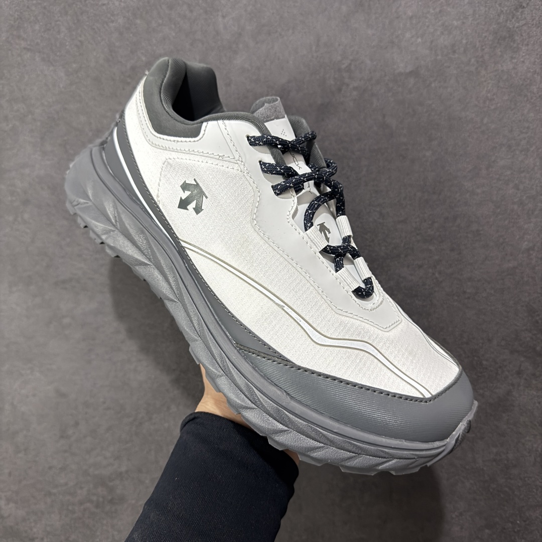 图片[3]-【PZ版本】DESCENTE Terrain D 迪桑特舒适柔软防滑耐磨低帮生活休闲鞋 DESCENTE（迪桑特）创立于1935年，品牌名取自法语词汇，意为“滑降”。品牌箭头标识代表滑雪的三种技术“高速直线滑行”、“穿越”和“侧滑”，也寓意品牌在打造高端专业运动产品中不断追求完美的创新精神，致力于成为中国高端专业滑雪、综训、女子、铁人三项、高尔夫的第一品牌。 尺码：36 36.5 37 38 38.5 39 40 40.5 41 42 42.5 43 44 44.5 45-选品中心