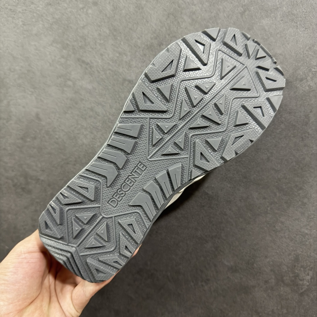 图片[9]-【PZ版本】DESCENTE Terrain D 迪桑特舒适柔软防滑耐磨低帮生活休闲鞋 DESCENTE（迪桑特）创立于1935年，品牌名取自法语词汇，意为“滑降”。品牌箭头标识代表滑雪的三种技术“高速直线滑行”、“穿越”和“侧滑”，也寓意品牌在打造高端专业运动产品中不断追求完美的创新精神，致力于成为中国高端专业滑雪、综训、女子、铁人三项、高尔夫的第一品牌。 尺码：36 36.5 37 38 38.5 39 40 40.5 41 42 42.5 43 44 44.5 45-选品中心