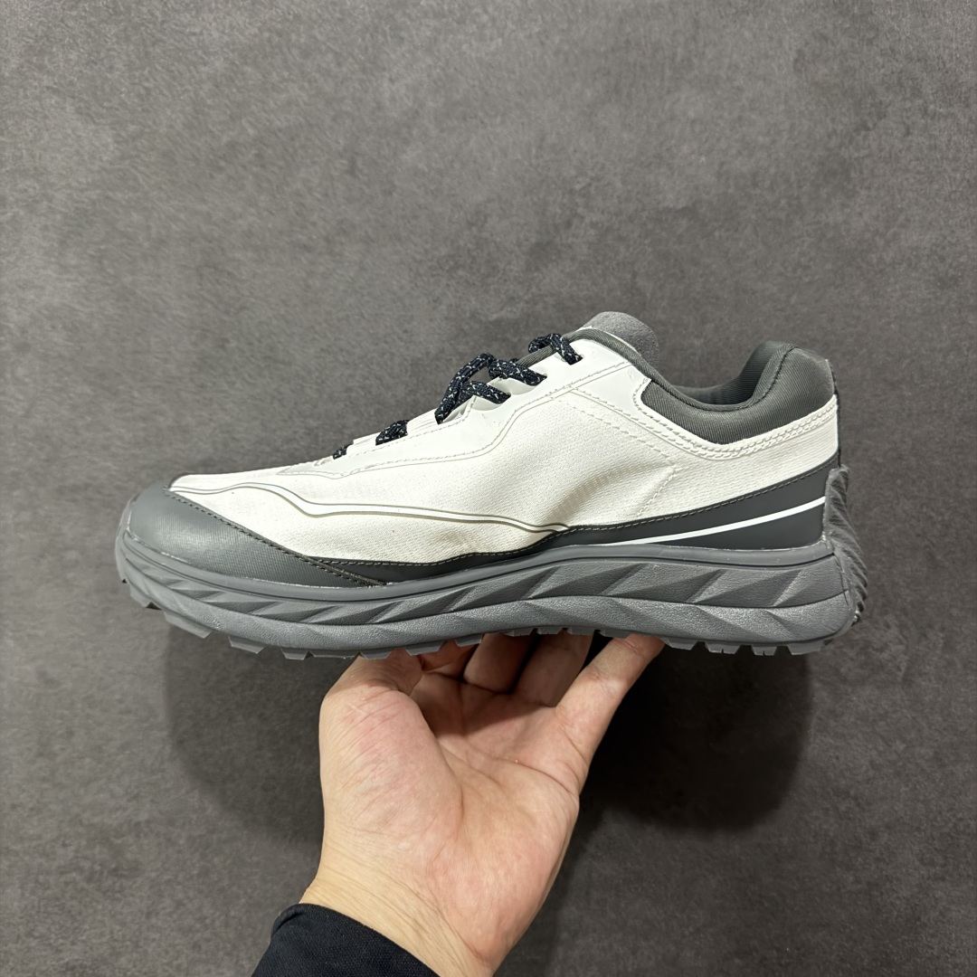 图片[2]-【PZ版本】DESCENTE Terrain D 迪桑特舒适柔软防滑耐磨低帮生活休闲鞋 DESCENTE（迪桑特）创立于1935年，品牌名取自法语词汇，意为“滑降”。品牌箭头标识代表滑雪的三种技术“高速直线滑行”、“穿越”和“侧滑”，也寓意品牌在打造高端专业运动产品中不断追求完美的创新精神，致力于成为中国高端专业滑雪、综训、女子、铁人三项、高尔夫的第一品牌。 尺码：36 36.5 37 38 38.5 39 40 40.5 41 42 42.5 43 44 44.5 45-选品中心