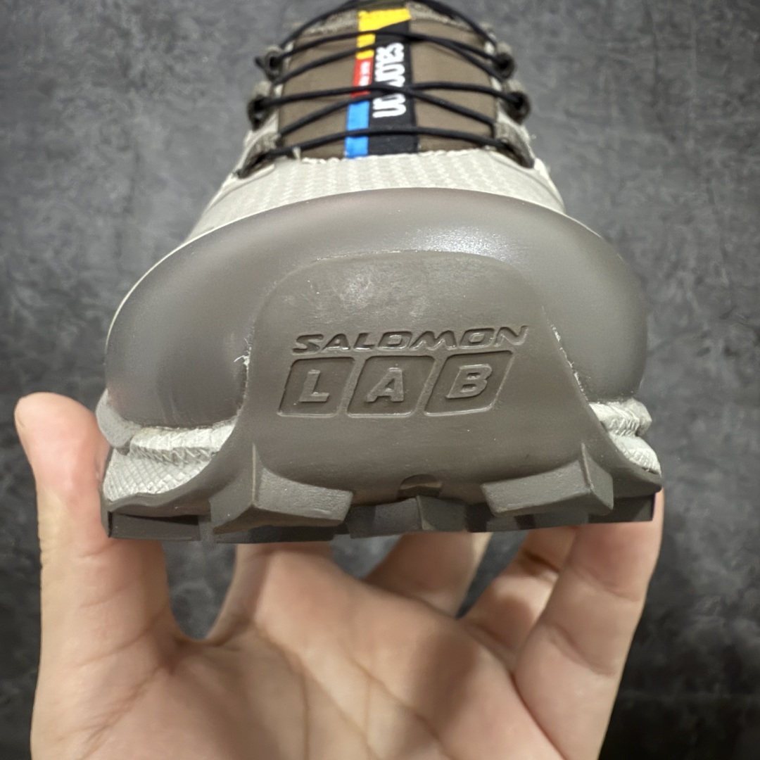 图片[5]-【巅峰防水版】 Salomon XT-6 Gore-Tex防水款 萨洛蒙复古潮流户外机能登山跑鞋 浅棕色 417412 市场唯一防水版本 区别假材料 纯原外贸平台特供订单 耗时半年巨作 全套原纸板楦头开发 原厂特供网布配套加持 确保原汁原味 完美呈现版型 原档数据独家私模五层组合大底 原装Ortholite轻量化鞋垫 中底布带钢印编号 原厂TPU锁扣 进口港宝加持 后跟自然饱满 还原公司包裹性 鞋面以“锯齿”状的包裹系统呈现 在基色底之下加入了各种色点缀 将公司的最新技术和时尚前卫的造型融入耐用的长跑款式中 鞋面由 TPU 薄膜制成 并焊接在高耐磨网眼上 使其既时尚又坚固 由 ACS底盘支撑 可增强稳定性和支撑力 以及由橡胶凸耳 Contragrip外底覆盖的 EVA 缓冲中底 旨在应对崎岖的地形 鞋舌上的彩色Salomon 标签、Quicklace 系统以及鞋头、鞋舌和鞋跟上的附加品牌使细节更加完美 让穿着者可以轻松驾驭户外与通勤下的任何运动生活场景 无缝鞋身户外随意纵横 颜值与脚感兼备 出街通勤 绝对非常吸睛 你值得拥有 尺码：36 36.5 37.5 38 38.5 39 40 40.5 41 42 42.5 43 44 44.5 45-选品中心