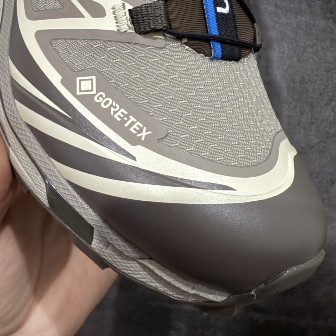 图片[4]-【巅峰防水版】 Salomon XT-6 Gore-Tex防水款 萨洛蒙复古潮流户外机能登山跑鞋 浅棕色 417412 市场唯一防水版本 区别假材料 纯原外贸平台特供订单 耗时半年巨作 全套原纸板楦头开发 原厂特供网布配套加持 确保原汁原味 完美呈现版型 原档数据独家私模五层组合大底 原装Ortholite轻量化鞋垫 中底布带钢印编号 原厂TPU锁扣 进口港宝加持 后跟自然饱满 还原公司包裹性 鞋面以“锯齿”状的包裹系统呈现 在基色底之下加入了各种色点缀 将公司的最新技术和时尚前卫的造型融入耐用的长跑款式中 鞋面由 TPU 薄膜制成 并焊接在高耐磨网眼上 使其既时尚又坚固 由 ACS底盘支撑 可增强稳定性和支撑力 以及由橡胶凸耳 Contragrip外底覆盖的 EVA 缓冲中底 旨在应对崎岖的地形 鞋舌上的彩色Salomon 标签、Quicklace 系统以及鞋头、鞋舌和鞋跟上的附加品牌使细节更加完美 让穿着者可以轻松驾驭户外与通勤下的任何运动生活场景 无缝鞋身户外随意纵横 颜值与脚感兼备 出街通勤 绝对非常吸睛 你值得拥有 尺码：36 36.5 37.5 38 38.5 39 40 40.5 41 42 42.5 43 44 44.5 45-选品中心