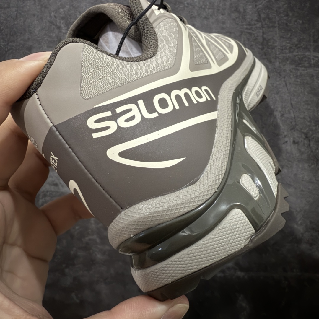 图片[2]-【巅峰防水版】 Salomon XT-6 Gore-Tex防水款 萨洛蒙复古潮流户外机能登山跑鞋 浅棕色 417412 市场唯一防水版本 区别假材料 纯原外贸平台特供订单 耗时半年巨作 全套原纸板楦头开发 原厂特供网布配套加持 确保原汁原味 完美呈现版型 原档数据独家私模五层组合大底 原装Ortholite轻量化鞋垫 中底布带钢印编号 原厂TPU锁扣 进口港宝加持 后跟自然饱满 还原公司包裹性 鞋面以“锯齿”状的包裹系统呈现 在基色底之下加入了各种色点缀 将公司的最新技术和时尚前卫的造型融入耐用的长跑款式中 鞋面由 TPU 薄膜制成 并焊接在高耐磨网眼上 使其既时尚又坚固 由 ACS底盘支撑 可增强稳定性和支撑力 以及由橡胶凸耳 Contragrip外底覆盖的 EVA 缓冲中底 旨在应对崎岖的地形 鞋舌上的彩色Salomon 标签、Quicklace 系统以及鞋头、鞋舌和鞋跟上的附加品牌使细节更加完美 让穿着者可以轻松驾驭户外与通勤下的任何运动生活场景 无缝鞋身户外随意纵横 颜值与脚感兼备 出街通勤 绝对非常吸睛 你值得拥有 尺码：36 36.5 37.5 38 38.5 39 40 40.5 41 42 42.5 43 44 44.5 45-选品中心
