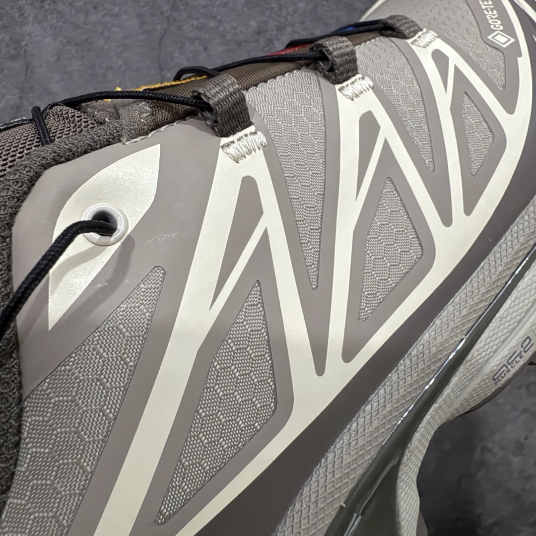 图片[3]-【巅峰防水版】 Salomon XT-6 Gore-Tex防水款 萨洛蒙复古潮流户外机能登山跑鞋 浅棕色 417412 市场唯一防水版本 区别假材料 纯原外贸平台特供订单 耗时半年巨作 全套原纸板楦头开发 原厂特供网布配套加持 确保原汁原味 完美呈现版型 原档数据独家私模五层组合大底 原装Ortholite轻量化鞋垫 中底布带钢印编号 原厂TPU锁扣 进口港宝加持 后跟自然饱满 还原公司包裹性 鞋面以“锯齿”状的包裹系统呈现 在基色底之下加入了各种色点缀 将公司的最新技术和时尚前卫的造型融入耐用的长跑款式中 鞋面由 TPU 薄膜制成 并焊接在高耐磨网眼上 使其既时尚又坚固 由 ACS底盘支撑 可增强稳定性和支撑力 以及由橡胶凸耳 Contragrip外底覆盖的 EVA 缓冲中底 旨在应对崎岖的地形 鞋舌上的彩色Salomon 标签、Quicklace 系统以及鞋头、鞋舌和鞋跟上的附加品牌使细节更加完美 让穿着者可以轻松驾驭户外与通勤下的任何运动生活场景 无缝鞋身户外随意纵横 颜值与脚感兼备 出街通勤 绝对非常吸睛 你值得拥有 尺码：36 36.5 37.5 38 38.5 39 40 40.5 41 42 42.5 43 44 44.5 45-选品中心