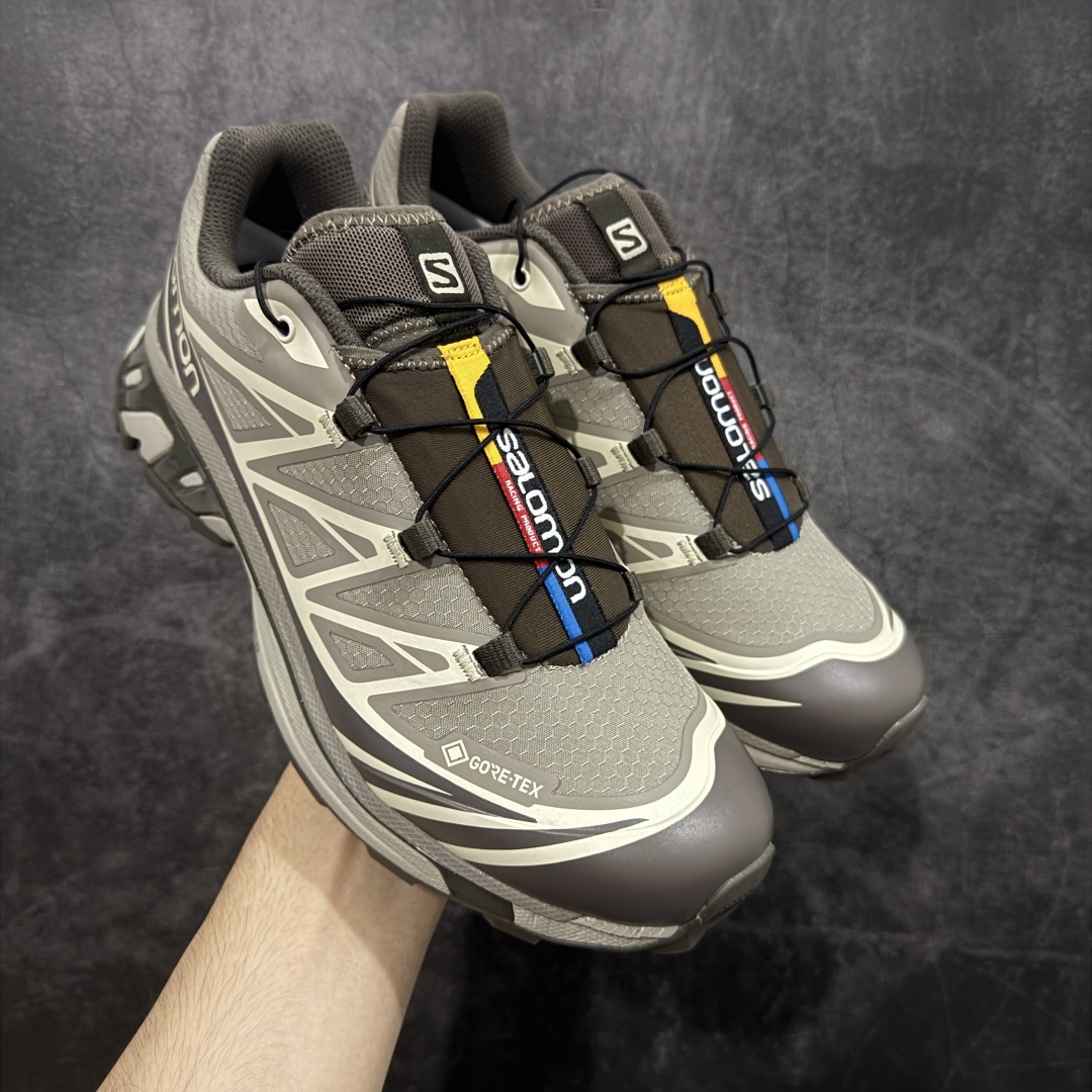 【巅峰防水版】 Salomon XT-6 Gore-Tex防水款 萨洛蒙复古潮流户外机能登山跑鞋 浅棕色 417412 市场唯一防水版本 区别假材料 纯原外贸平台特供订单 耗时半年巨作 全套原纸板楦头开发 原厂特供网布配套加持 确保原汁原味 完美呈现版型 原档数据独家私模五层组合大底 原装Ortholite轻量化鞋垫 中底布带钢印编号 原厂TPU锁扣 进口港宝加持 后跟自然饱满 还原公司包裹性 鞋面以“锯齿”状的包裹系统呈现 在基色底之下加入了各种色点缀 将公司的最新技术和时尚前卫的造型融入耐用的长跑款式中 鞋面由 TPU 薄膜制成 并焊接在高耐磨网眼上 使其既时尚又坚固 由 ACS底盘支撑 可增强稳定性和支撑力 以及由橡胶凸耳 Contragrip外底覆盖的 EVA 缓冲中底 旨在应对崎岖的地形 鞋舌上的彩色Salomon 标签、Quicklace 系统以及鞋头、鞋舌和鞋跟上的附加品牌使细节更加完美 让穿着者可以轻松驾驭户外与通勤下的任何运动生活场景 无缝鞋身户外随意纵横 颜值与脚感兼备 出街通勤 绝对非常吸睛 你值得拥有 尺码:36 36.5 37.5 38 38.5 39 40 40.5 41 42 42.5 43 44 44.5 45-选品中心