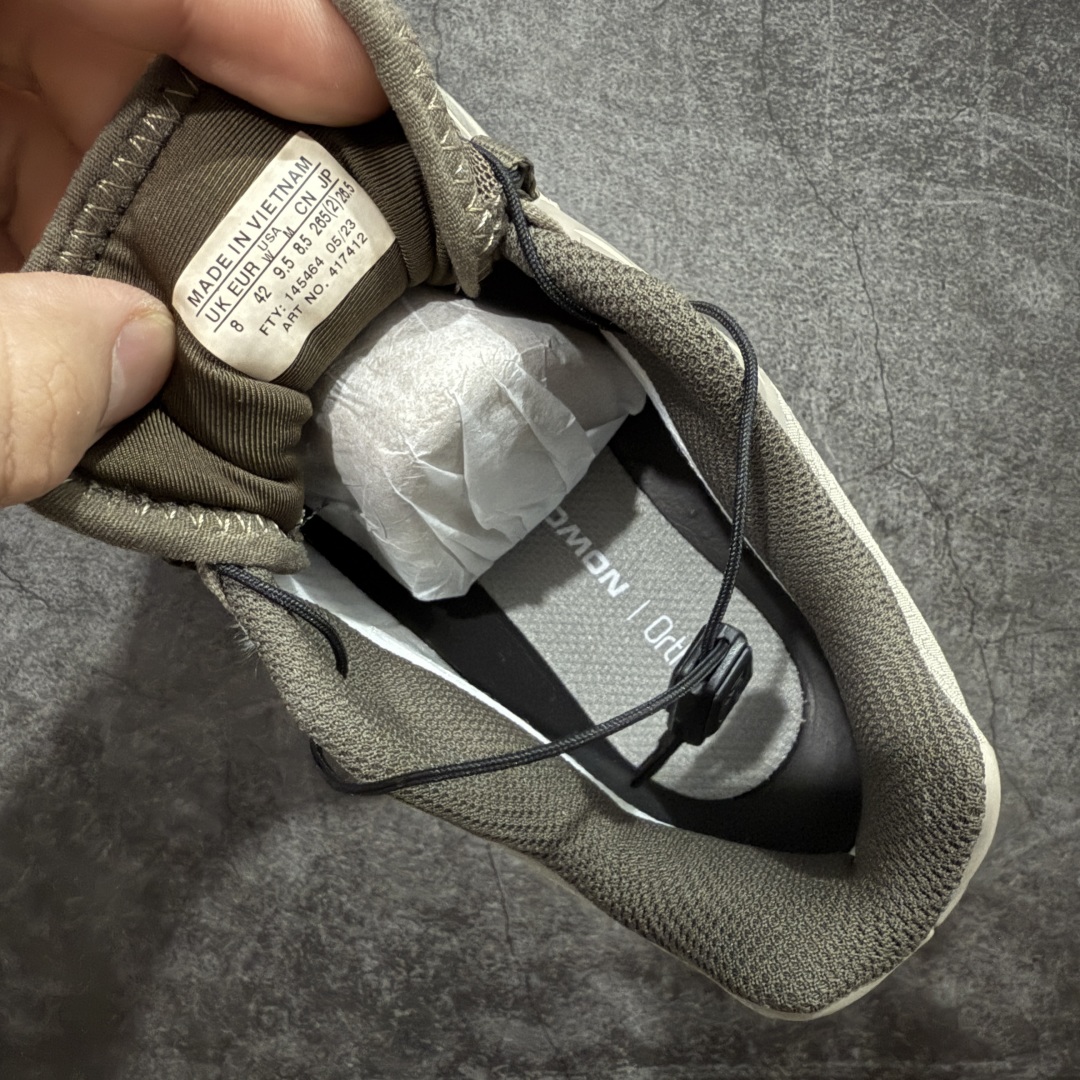 图片[7]-【巅峰防水版】 Salomon XT-6 Gore-Tex防水款 萨洛蒙复古潮流户外机能登山跑鞋 浅棕色 417412 市场唯一防水版本 区别假材料 纯原外贸平台特供订单 耗时半年巨作 全套原纸板楦头开发 原厂特供网布配套加持 确保原汁原味 完美呈现版型 原档数据独家私模五层组合大底 原装Ortholite轻量化鞋垫 中底布带钢印编号 原厂TPU锁扣 进口港宝加持 后跟自然饱满 还原公司包裹性 鞋面以“锯齿”状的包裹系统呈现 在基色底之下加入了各种色点缀 将公司的最新技术和时尚前卫的造型融入耐用的长跑款式中 鞋面由 TPU 薄膜制成 并焊接在高耐磨网眼上 使其既时尚又坚固 由 ACS底盘支撑 可增强稳定性和支撑力 以及由橡胶凸耳 Contragrip外底覆盖的 EVA 缓冲中底 旨在应对崎岖的地形 鞋舌上的彩色Salomon 标签、Quicklace 系统以及鞋头、鞋舌和鞋跟上的附加品牌使细节更加完美 让穿着者可以轻松驾驭户外与通勤下的任何运动生活场景 无缝鞋身户外随意纵横 颜值与脚感兼备 出街通勤 绝对非常吸睛 你值得拥有 尺码：36 36.5 37.5 38 38.5 39 40 40.5 41 42 42.5 43 44 44.5 45-选品中心