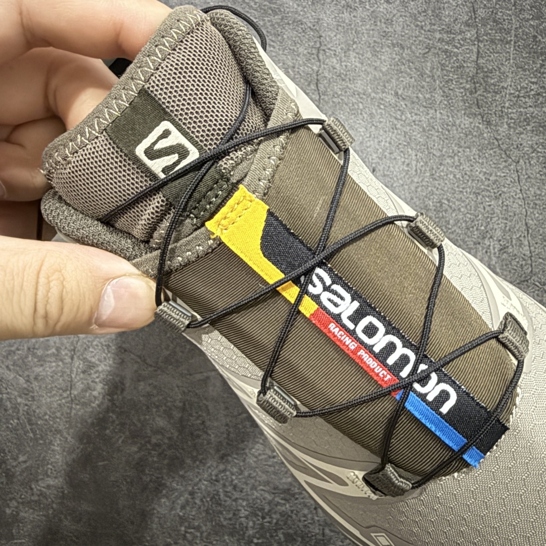 图片[6]-【巅峰防水版】 Salomon XT-6 Gore-Tex防水款 萨洛蒙复古潮流户外机能登山跑鞋 浅棕色 417412 市场唯一防水版本 区别假材料 纯原外贸平台特供订单 耗时半年巨作 全套原纸板楦头开发 原厂特供网布配套加持 确保原汁原味 完美呈现版型 原档数据独家私模五层组合大底 原装Ortholite轻量化鞋垫 中底布带钢印编号 原厂TPU锁扣 进口港宝加持 后跟自然饱满 还原公司包裹性 鞋面以“锯齿”状的包裹系统呈现 在基色底之下加入了各种色点缀 将公司的最新技术和时尚前卫的造型融入耐用的长跑款式中 鞋面由 TPU 薄膜制成 并焊接在高耐磨网眼上 使其既时尚又坚固 由 ACS底盘支撑 可增强稳定性和支撑力 以及由橡胶凸耳 Contragrip外底覆盖的 EVA 缓冲中底 旨在应对崎岖的地形 鞋舌上的彩色Salomon 标签、Quicklace 系统以及鞋头、鞋舌和鞋跟上的附加品牌使细节更加完美 让穿着者可以轻松驾驭户外与通勤下的任何运动生活场景 无缝鞋身户外随意纵横 颜值与脚感兼备 出街通勤 绝对非常吸睛 你值得拥有 尺码：36 36.5 37.5 38 38.5 39 40 40.5 41 42 42.5 43 44 44.5 45-选品中心