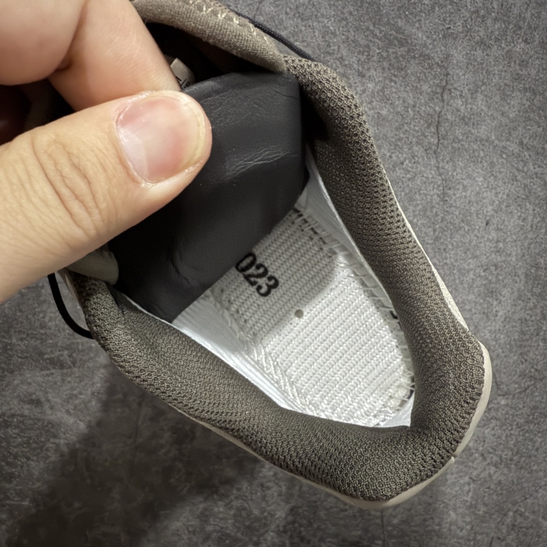 图片[8]-【巅峰防水版】 Salomon XT-6 Gore-Tex防水款 萨洛蒙复古潮流户外机能登山跑鞋 浅棕色 417412 市场唯一防水版本 区别假材料 纯原外贸平台特供订单 耗时半年巨作 全套原纸板楦头开发 原厂特供网布配套加持 确保原汁原味 完美呈现版型 原档数据独家私模五层组合大底 原装Ortholite轻量化鞋垫 中底布带钢印编号 原厂TPU锁扣 进口港宝加持 后跟自然饱满 还原公司包裹性 鞋面以“锯齿”状的包裹系统呈现 在基色底之下加入了各种色点缀 将公司的最新技术和时尚前卫的造型融入耐用的长跑款式中 鞋面由 TPU 薄膜制成 并焊接在高耐磨网眼上 使其既时尚又坚固 由 ACS底盘支撑 可增强稳定性和支撑力 以及由橡胶凸耳 Contragrip外底覆盖的 EVA 缓冲中底 旨在应对崎岖的地形 鞋舌上的彩色Salomon 标签、Quicklace 系统以及鞋头、鞋舌和鞋跟上的附加品牌使细节更加完美 让穿着者可以轻松驾驭户外与通勤下的任何运动生活场景 无缝鞋身户外随意纵横 颜值与脚感兼备 出街通勤 绝对非常吸睛 你值得拥有 尺码：36 36.5 37.5 38 38.5 39 40 40.5 41 42 42.5 43 44 44.5 45-选品中心