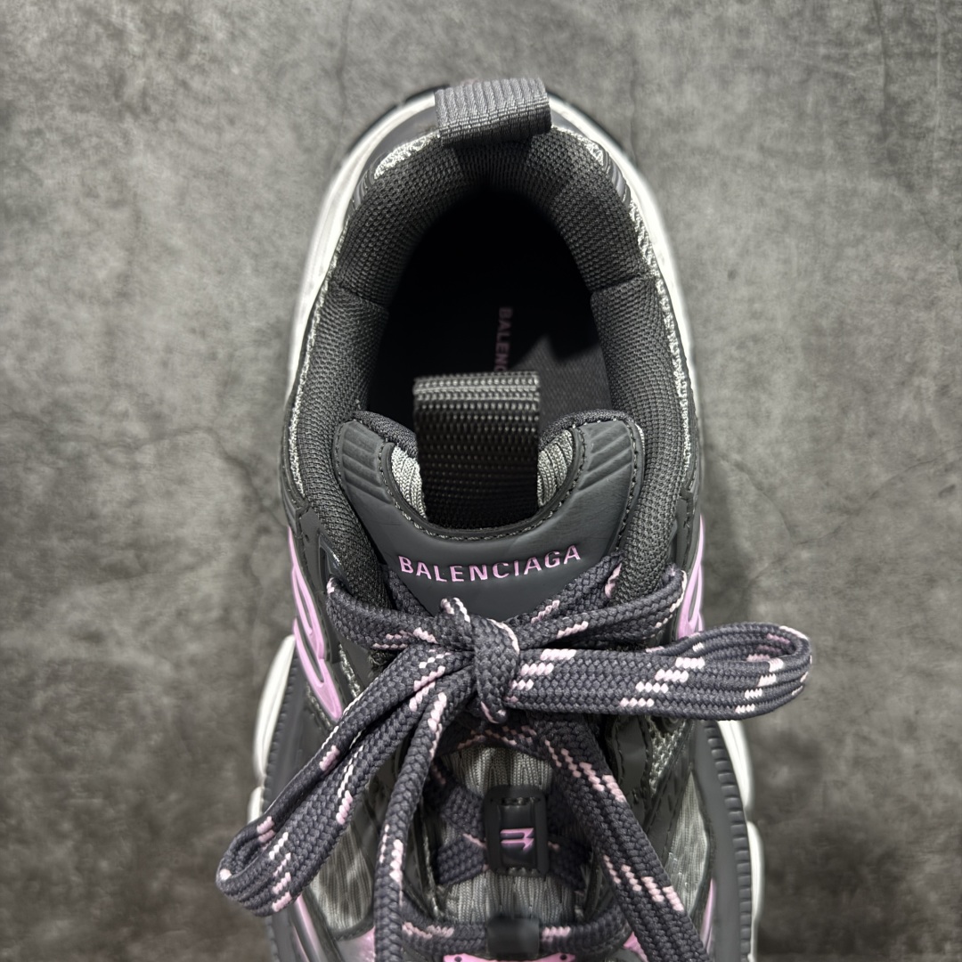 图片[8]-【XA纯原】BALENCIAGA 6XL Sneakers 巴黎世家15代 网布系带低帮走秀复古老爹鞋 全套原纸板楦头开发 最原汁原味的灵魂版型 全鞋荧光划线卡点 胶水把控整洁度追求极致完美 每一双都是工艺品 多重QC质检 超越公司货的品控标准 实实在在的免检产品 原盒原配 正确字体电绣 粗细、位置、大小正确 侧边TPU 透气孔匹配意产原版 正确分离大底 TPU软底 原版一致大底LOGO 立体感十足 原厂皮料水洗做旧 采购原厂网纱 不含皮革 网布材料和聚氨酯 磨损效果 展现品牌对于新潮事物的热情 这款鞋子拥有巨大尺寸和醒目设计 符合当下”老爹鞋”的趋势 鞋子采用银灰配色 营造出低调而不失华丽的效果 10XL的尺码使它成为市场中最显眼的存在 适合追求个性化的人群 Balenciaga始终站在时尚前沿 此次发布的产品再次体现了他们的创新能力 尺码：35-46-选品中心