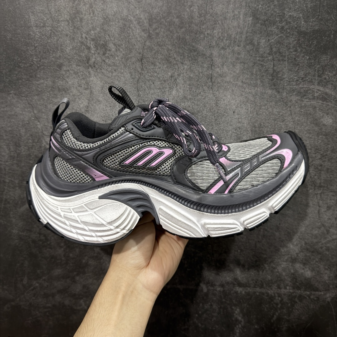 【XA纯原】BALENCIAGA 6XL Sneakers 巴黎世家15代 网布系带低帮走秀复古老爹鞋 全套原纸板楦头开发 最原汁原味的灵魂版型 全鞋荧光划线卡点 胶水把控整洁度追求极致完美 每一双都是工艺品 多重QC质检 超越公司货的品控标准 实实在在的免检产品 原盒原配 正确字体电绣 粗细、位置、大小正确 侧边TPU 透气孔匹配意产原版 正确分离大底 TPU软底 原版一致大底LOGO 立体感十足 原厂皮料水洗做旧 采购原厂网纱 不含皮革 网布材料和聚氨酯 磨损效果 展现品牌对于新潮事物的热情 这款鞋子拥有巨大尺寸和醒目设计 符合当下”老爹鞋”的趋势 鞋子采用银灰配色 营造出低调而不失华丽的效果 10XL的尺码使它成为市场中最显眼的存在 适合追求个性化的人群 Balenciaga始终站在时尚前沿 此次发布的产品再次体现了他们的创新能力 尺码:35-46-选品中心