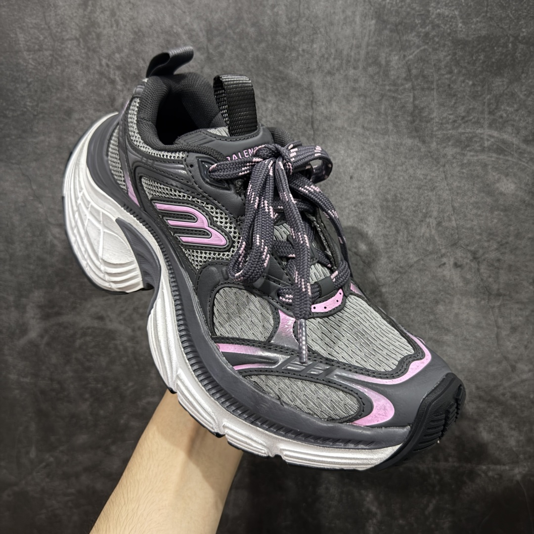 图片[3]-【XA纯原】BALENCIAGA 6XL Sneakers 巴黎世家15代 网布系带低帮走秀复古老爹鞋 全套原纸板楦头开发 最原汁原味的灵魂版型 全鞋荧光划线卡点 胶水把控整洁度追求极致完美 每一双都是工艺品 多重QC质检 超越公司货的品控标准 实实在在的免检产品 原盒原配 正确字体电绣 粗细、位置、大小正确 侧边TPU 透气孔匹配意产原版 正确分离大底 TPU软底 原版一致大底LOGO 立体感十足 原厂皮料水洗做旧 采购原厂网纱 不含皮革 网布材料和聚氨酯 磨损效果 展现品牌对于新潮事物的热情 这款鞋子拥有巨大尺寸和醒目设计 符合当下”老爹鞋”的趋势 鞋子采用银灰配色 营造出低调而不失华丽的效果 10XL的尺码使它成为市场中最显眼的存在 适合追求个性化的人群 Balenciaga始终站在时尚前沿 此次发布的产品再次体现了他们的创新能力 尺码：35-46-选品中心