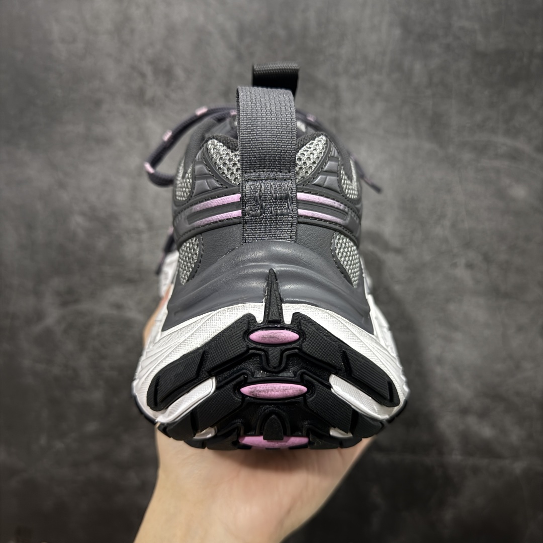 图片[4]-【XA纯原】BALENCIAGA 6XL Sneakers 巴黎世家15代 网布系带低帮走秀复古老爹鞋 全套原纸板楦头开发 最原汁原味的灵魂版型 全鞋荧光划线卡点 胶水把控整洁度追求极致完美 每一双都是工艺品 多重QC质检 超越公司货的品控标准 实实在在的免检产品 原盒原配 正确字体电绣 粗细、位置、大小正确 侧边TPU 透气孔匹配意产原版 正确分离大底 TPU软底 原版一致大底LOGO 立体感十足 原厂皮料水洗做旧 采购原厂网纱 不含皮革 网布材料和聚氨酯 磨损效果 展现品牌对于新潮事物的热情 这款鞋子拥有巨大尺寸和醒目设计 符合当下”老爹鞋”的趋势 鞋子采用银灰配色 营造出低调而不失华丽的效果 10XL的尺码使它成为市场中最显眼的存在 适合追求个性化的人群 Balenciaga始终站在时尚前沿 此次发布的产品再次体现了他们的创新能力 尺码：35-46-选品中心