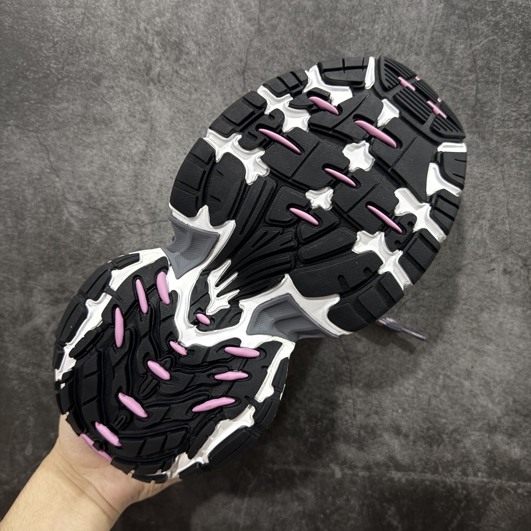 图片[9]-【XA纯原】BALENCIAGA 6XL Sneakers 巴黎世家15代 网布系带低帮走秀复古老爹鞋 全套原纸板楦头开发 最原汁原味的灵魂版型 全鞋荧光划线卡点 胶水把控整洁度追求极致完美 每一双都是工艺品 多重QC质检 超越公司货的品控标准 实实在在的免检产品 原盒原配 正确字体电绣 粗细、位置、大小正确 侧边TPU 透气孔匹配意产原版 正确分离大底 TPU软底 原版一致大底LOGO 立体感十足 原厂皮料水洗做旧 采购原厂网纱 不含皮革 网布材料和聚氨酯 磨损效果 展现品牌对于新潮事物的热情 这款鞋子拥有巨大尺寸和醒目设计 符合当下”老爹鞋”的趋势 鞋子采用银灰配色 营造出低调而不失华丽的效果 10XL的尺码使它成为市场中最显眼的存在 适合追求个性化的人群 Balenciaga始终站在时尚前沿 此次发布的产品再次体现了他们的创新能力 尺码：35-46-选品中心