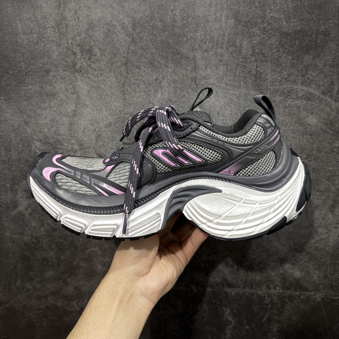 图片[2]-【XA纯原】BALENCIAGA 6XL Sneakers 巴黎世家15代 网布系带低帮走秀复古老爹鞋 全套原纸板楦头开发 最原汁原味的灵魂版型 全鞋荧光划线卡点 胶水把控整洁度追求极致完美 每一双都是工艺品 多重QC质检 超越公司货的品控标准 实实在在的免检产品 原盒原配 正确字体电绣 粗细、位置、大小正确 侧边TPU 透气孔匹配意产原版 正确分离大底 TPU软底 原版一致大底LOGO 立体感十足 原厂皮料水洗做旧 采购原厂网纱 不含皮革 网布材料和聚氨酯 磨损效果 展现品牌对于新潮事物的热情 这款鞋子拥有巨大尺寸和醒目设计 符合当下”老爹鞋”的趋势 鞋子采用银灰配色 营造出低调而不失华丽的效果 10XL的尺码使它成为市场中最显眼的存在 适合追求个性化的人群 Balenciaga始终站在时尚前沿 此次发布的产品再次体现了他们的创新能力 尺码：35-46-选品中心