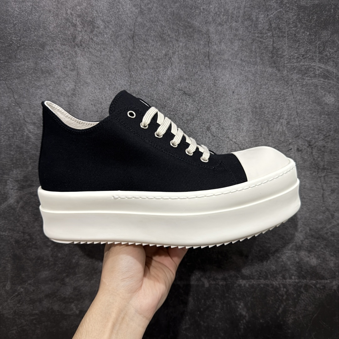 【莞产G版】帆布大匡威RO / Rick Owens DRKSHDW 瑞克·欧文斯 大匡威/低帮厚底/ 水洗牛仔帆布 低帮 西瓜头 【皮料】 东莞原厂进口全新2025年新材质““水洗牛仔斜纹帆布” 【鞋带】 鞋带采用水染定织法工艺,高密度之下,透出光泽感! 【鞋头】软糯,轻轻按压有牛皮细细的纹理质感! 【鞋底】TPU大底奶香味!硬度、肤感一比一!鞋底logo钢印清晰正确! 【鞋垫】独家私人开模压印!牛皮贴面,双层复合! 【尺码】 :36 37 38 39 40 41 42 43 44 45 46!-选品中心