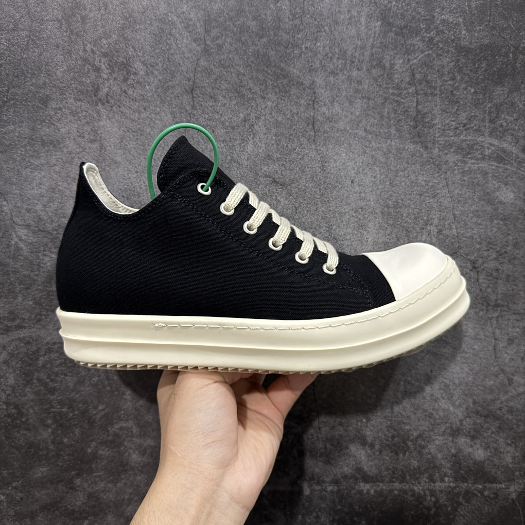 【莞顶渠道】瑞克 欧文斯Rick owens 主线 经典西瓜头 RO低帮帆布 进口原料牛皮 莞产超级顶货 新配色陆续上架 产品只会越做越漂亮💯 鞋头采用原版一致工艺 又翘又歪的效果目前这个技术市面上的任何版本都达不到这个效果 私模开发 细节一步到位不敢说百分百💯保证有百分之98还原 慢工出细活 好的产品不怕晚 这次的开发针对艺术家 收藏家 高品质 的人群 水染粒面小牛皮材质,和针车间距都是极致还原! 顶级头层的小牛皮,质感无敌,奢侈品的触感! 定制品牌logo的拉链!超大一比一规格礼盒装,重达3斤以上,外加定制欧文斯保护盒! 配有日文、英文,双语种配件卡片!细节诠释,一件不落。 鞋盒翻盖 三标,正面+底部都一一做到!虽然增加不了实质的成本,但是打磨产品的细节,再微小也会还原! 尺码:35 36 37 38 39 40 41 42 43 44 45 46-选品中心