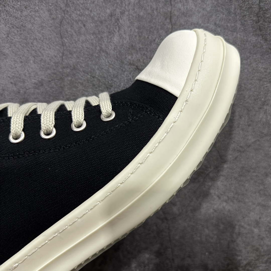 图片[6]-【莞顶渠道】瑞克 欧文斯Rick owens 主线 经典西瓜头 RO低帮帆布 进口原料牛皮 莞产超级顶货 新配色陆续上架 产品只会越做越漂亮💯 鞋头采用原版一致工艺 又翘又歪的效果目前这个技术市面上的任何版本都达不到这个效果 私模开发 细节一步到位不敢说百分百💯保证有百分之98还原 慢工出细活 好的产品不怕晚 这次的开发针对艺术家 收藏家 高品质 的人群 水染粒面小牛皮材质，和针车间距都是极致还原！ 顶级头层的小牛皮，质感无敌，奢侈品的触感！ 定制品牌logo的拉链！超大一比一规格礼盒装，重达3斤以上，外加定制欧文斯保护盒！ 配有日文、英文，双语种配件卡片！细节诠释，一件不落。 鞋盒翻盖 三标，正面+底部都一一做到！虽然增加不了实质的成本，但是打磨产品的细节，再微小也会还原！ 尺码：35 36 37 38 39 40 41 42 43 44 45 46-选品中心