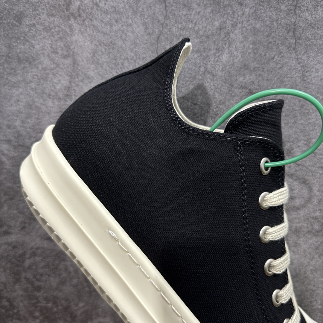 图片[7]-【莞顶渠道】瑞克 欧文斯Rick owens 主线 经典西瓜头 RO低帮帆布 进口原料牛皮 莞产超级顶货 新配色陆续上架 产品只会越做越漂亮💯 鞋头采用原版一致工艺 又翘又歪的效果目前这个技术市面上的任何版本都达不到这个效果 私模开发 细节一步到位不敢说百分百💯保证有百分之98还原 慢工出细活 好的产品不怕晚 这次的开发针对艺术家 收藏家 高品质 的人群 水染粒面小牛皮材质，和针车间距都是极致还原！ 顶级头层的小牛皮，质感无敌，奢侈品的触感！ 定制品牌logo的拉链！超大一比一规格礼盒装，重达3斤以上，外加定制欧文斯保护盒！ 配有日文、英文，双语种配件卡片！细节诠释，一件不落。 鞋盒翻盖 三标，正面+底部都一一做到！虽然增加不了实质的成本，但是打磨产品的细节，再微小也会还原！ 尺码：35 36 37 38 39 40 41 42 43 44 45 46-选品中心