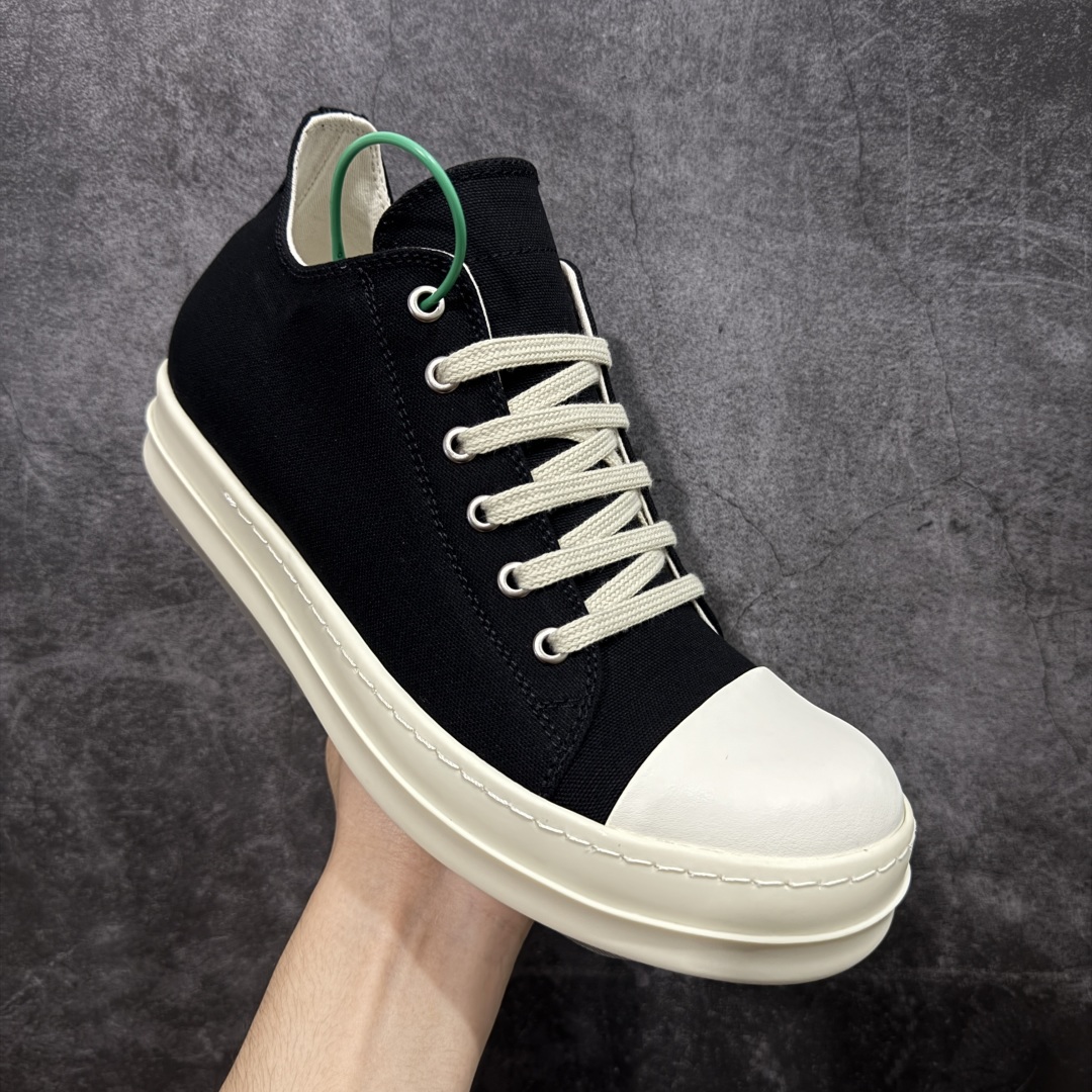 图片[3]-【莞顶渠道】瑞克 欧文斯Rick owens 主线 经典西瓜头 RO低帮帆布 进口原料牛皮 莞产超级顶货 新配色陆续上架 产品只会越做越漂亮💯 鞋头采用原版一致工艺 又翘又歪的效果目前这个技术市面上的任何版本都达不到这个效果 私模开发 细节一步到位不敢说百分百💯保证有百分之98还原 慢工出细活 好的产品不怕晚 这次的开发针对艺术家 收藏家 高品质 的人群 水染粒面小牛皮材质，和针车间距都是极致还原！ 顶级头层的小牛皮，质感无敌，奢侈品的触感！ 定制品牌logo的拉链！超大一比一规格礼盒装，重达3斤以上，外加定制欧文斯保护盒！ 配有日文、英文，双语种配件卡片！细节诠释，一件不落。 鞋盒翻盖 三标，正面+底部都一一做到！虽然增加不了实质的成本，但是打磨产品的细节，再微小也会还原！ 尺码：35 36 37 38 39 40 41 42 43 44 45 46-选品中心