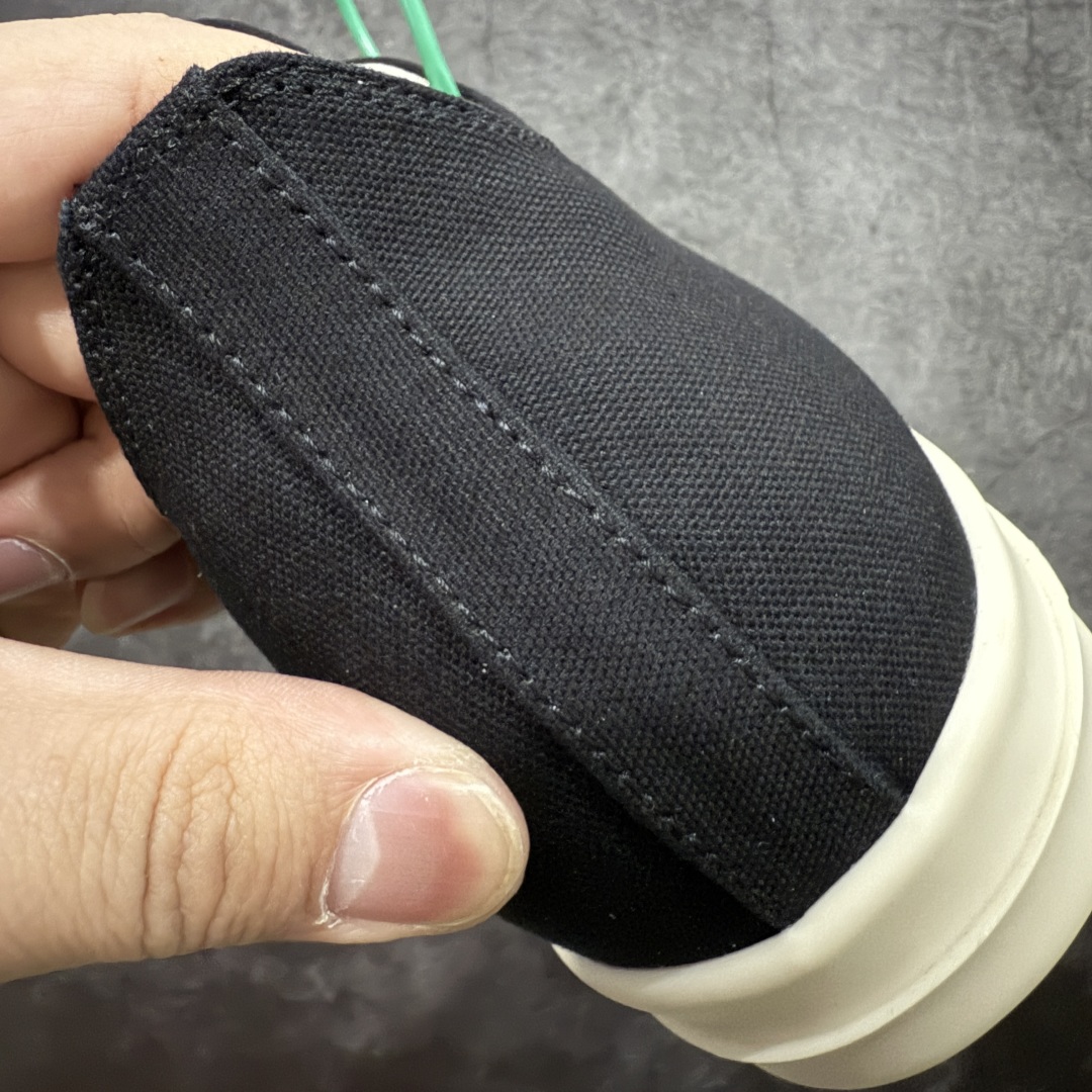 图片[2]-【莞顶渠道】瑞克 欧文斯Rick owens 主线 经典西瓜头 RO低帮帆布 进口原料牛皮 莞产超级顶货 新配色陆续上架 产品只会越做越漂亮💯 鞋头采用原版一致工艺 又翘又歪的效果目前这个技术市面上的任何版本都达不到这个效果 私模开发 细节一步到位不敢说百分百💯保证有百分之98还原 慢工出细活 好的产品不怕晚 这次的开发针对艺术家 收藏家 高品质 的人群 水染粒面小牛皮材质，和针车间距都是极致还原！ 顶级头层的小牛皮，质感无敌，奢侈品的触感！ 定制品牌logo的拉链！超大一比一规格礼盒装，重达3斤以上，外加定制欧文斯保护盒！ 配有日文、英文，双语种配件卡片！细节诠释，一件不落。 鞋盒翻盖 三标，正面+底部都一一做到！虽然增加不了实质的成本，但是打磨产品的细节，再微小也会还原！ 尺码：35 36 37 38 39 40 41 42 43 44 45 46-选品中心