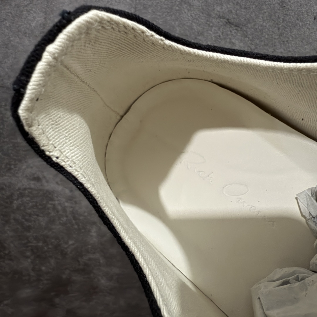 图片[6]-【莞顶渠道】瑞克 欧文斯Rick owens 主线 经典西瓜头 RO低帮帆布 进口原料牛皮 莞产超级顶货 新配色陆续上架 产品只会越做越漂亮💯 鞋头采用原版一致工艺 又翘又歪的效果目前这个技术市面上的任何版本都达不到这个效果 私模开发 细节一步到位不敢说百分百💯保证有百分之98还原 慢工出细活 好的产品不怕晚 这次的开发针对艺术家 收藏家 高品质 的人群 水染粒面小牛皮材质，和针车间距都是极致还原！ 顶级头层的小牛皮，质感无敌，奢侈品的触感！ 定制品牌logo的拉链！超大一比一规格礼盒装，重达3斤以上，外加定制欧文斯保护盒！ 配有日文、英文，双语种配件卡片！细节诠释，一件不落。 鞋盒翻盖 三标，正面+底部都一一做到！虽然增加不了实质的成本，但是打磨产品的细节，再微小也会还原！ 尺码：35 36 37 38 39 40 41 42 43 44 45 46-选品中心