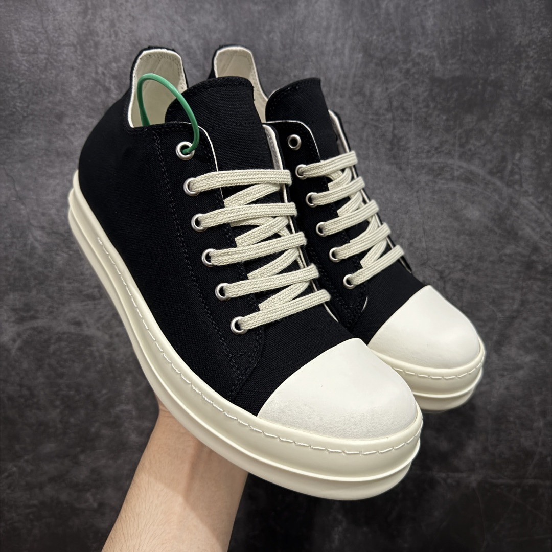 【莞顶渠道】瑞克 欧文斯Rick owens 主线 经典西瓜头 RO低帮帆布 进口原料牛皮 莞产超级顶货 新配色陆续上架 产品只会越做越漂亮💯 鞋头采用原版一致工艺 又翘又歪的效果目前这个技术市面上的任何版本都达不到这个效果 私模开发 细节一步到位不敢说百分百💯保证有百分之98还原 慢工出细活 好的产品不怕晚 这次的开发针对艺术家 收藏家 高品质 的人群 水染粒面小牛皮材质,和针车间距都是极致还原! 顶级头层的小牛皮,质感无敌,奢侈品的触感! 定制品牌logo的拉链!超大一比一规格礼盒装,重达3斤以上,外加定制欧文斯保护盒! 配有日文、英文,双语种配件卡片!细节诠释,一件不落。 鞋盒翻盖 三标,正面+底部都一一做到!虽然增加不了实质的成本,但是打磨产品的细节,再微小也会还原! 尺码:35 36 37 38 39 40 41 42 43 44 45 46-选品中心