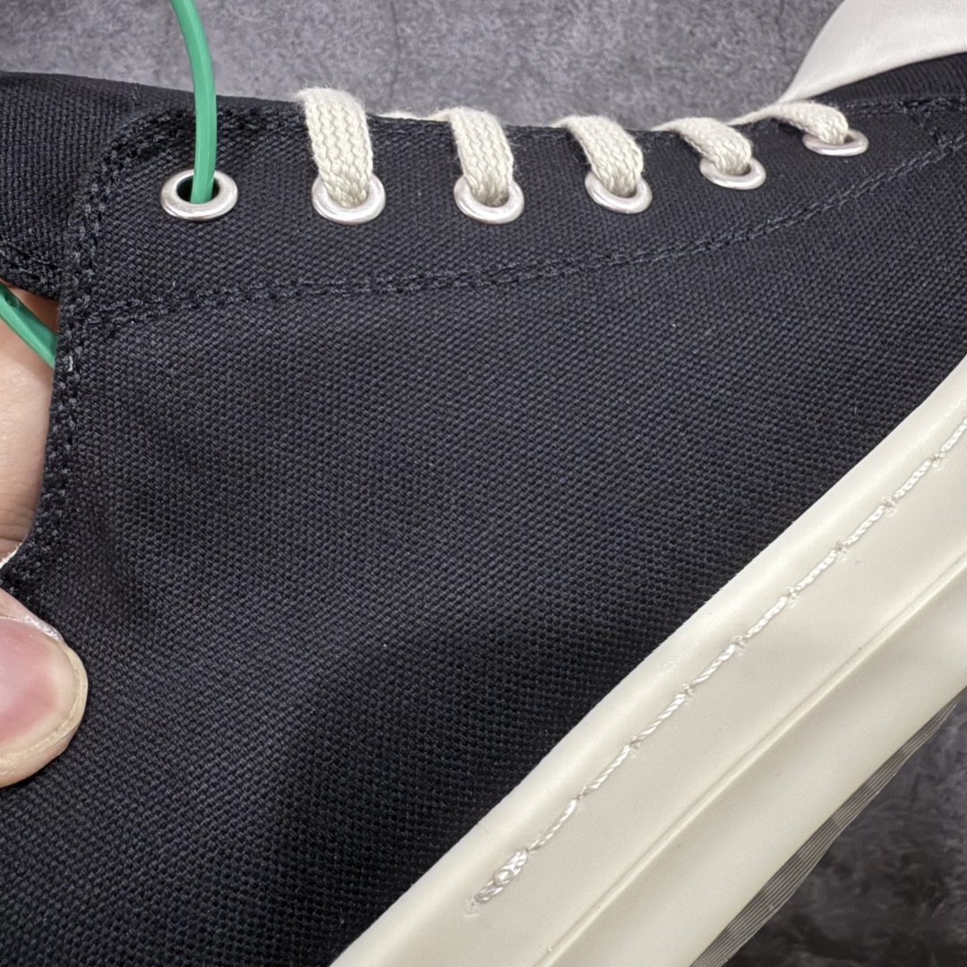 图片[3]-【莞顶渠道】瑞克 欧文斯Rick owens 主线 经典西瓜头 RO低帮帆布 进口原料牛皮 莞产超级顶货 新配色陆续上架 产品只会越做越漂亮💯 鞋头采用原版一致工艺 又翘又歪的效果目前这个技术市面上的任何版本都达不到这个效果 私模开发 细节一步到位不敢说百分百💯保证有百分之98还原 慢工出细活 好的产品不怕晚 这次的开发针对艺术家 收藏家 高品质 的人群 水染粒面小牛皮材质，和针车间距都是极致还原！ 顶级头层的小牛皮，质感无敌，奢侈品的触感！ 定制品牌logo的拉链！超大一比一规格礼盒装，重达3斤以上，外加定制欧文斯保护盒！ 配有日文、英文，双语种配件卡片！细节诠释，一件不落。 鞋盒翻盖 三标，正面+底部都一一做到！虽然增加不了实质的成本，但是打磨产品的细节，再微小也会还原！ 尺码：35 36 37 38 39 40 41 42 43 44 45 46-选品中心