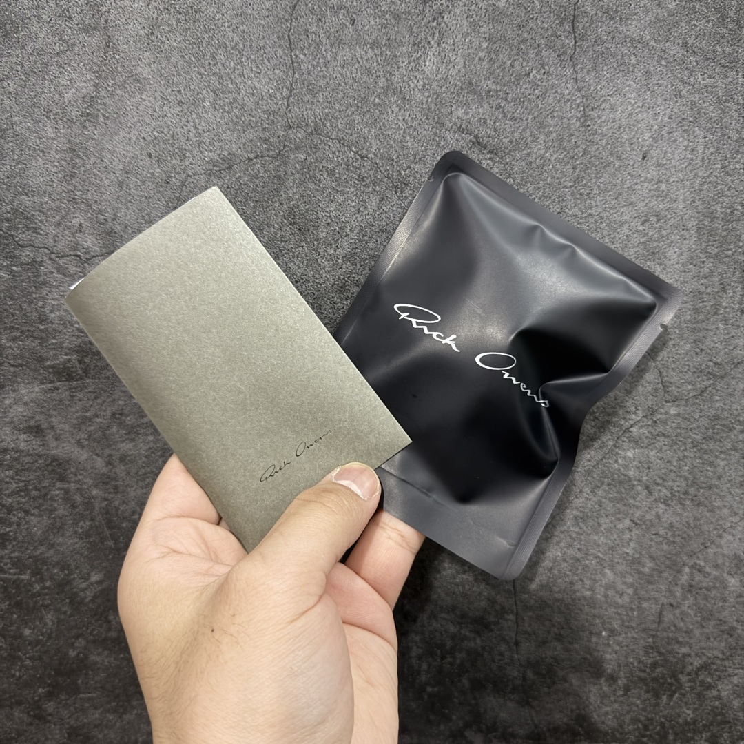 图片[9]-【莞顶渠道】瑞克 欧文斯Rick owens 主线 经典西瓜头 RO低帮帆布 进口原料牛皮 莞产超级顶货 新配色陆续上架 产品只会越做越漂亮💯 鞋头采用原版一致工艺 又翘又歪的效果目前这个技术市面上的任何版本都达不到这个效果 私模开发 细节一步到位不敢说百分百💯保证有百分之98还原 慢工出细活 好的产品不怕晚 这次的开发针对艺术家 收藏家 高品质 的人群 水染粒面小牛皮材质，和针车间距都是极致还原！ 顶级头层的小牛皮，质感无敌，奢侈品的触感！ 定制品牌logo的拉链！超大一比一规格礼盒装，重达3斤以上，外加定制欧文斯保护盒！ 配有日文、英文，双语种配件卡片！细节诠释，一件不落。 鞋盒翻盖 三标，正面+底部都一一做到！虽然增加不了实质的成本，但是打磨产品的细节，再微小也会还原！ 尺码：35 36 37 38 39 40 41 42 43 44 45 46-选品中心