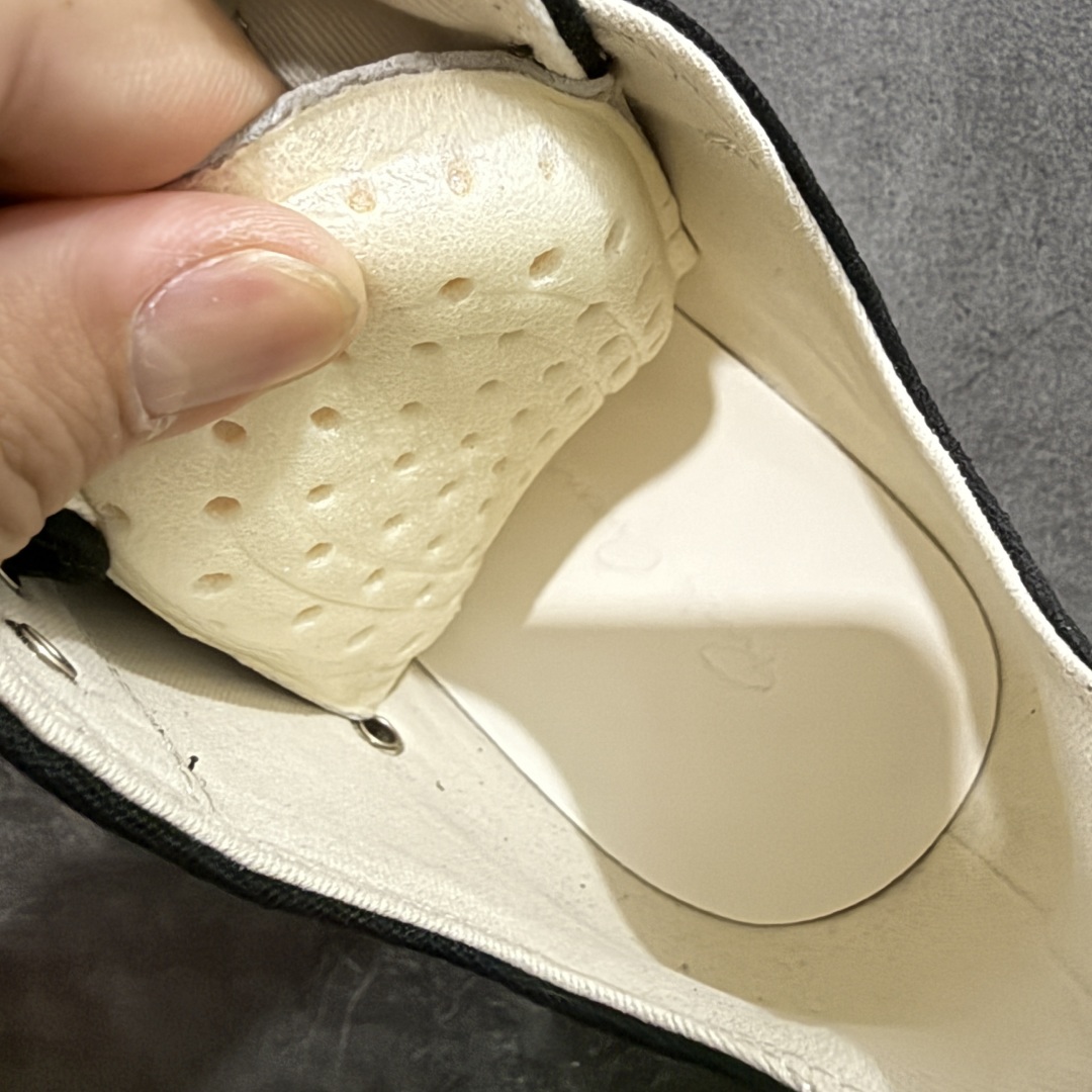 图片[7]-【莞顶渠道】瑞克 欧文斯Rick owens 主线 经典西瓜头 RO低帮帆布 进口原料牛皮 莞产超级顶货 新配色陆续上架 产品只会越做越漂亮💯 鞋头采用原版一致工艺 又翘又歪的效果目前这个技术市面上的任何版本都达不到这个效果 私模开发 细节一步到位不敢说百分百💯保证有百分之98还原 慢工出细活 好的产品不怕晚 这次的开发针对艺术家 收藏家 高品质 的人群 水染粒面小牛皮材质，和针车间距都是极致还原！ 顶级头层的小牛皮，质感无敌，奢侈品的触感！ 定制品牌logo的拉链！超大一比一规格礼盒装，重达3斤以上，外加定制欧文斯保护盒！ 配有日文、英文，双语种配件卡片！细节诠释，一件不落。 鞋盒翻盖 三标，正面+底部都一一做到！虽然增加不了实质的成本，但是打磨产品的细节，再微小也会还原！ 尺码：35 36 37 38 39 40 41 42 43 44 45 46-选品中心