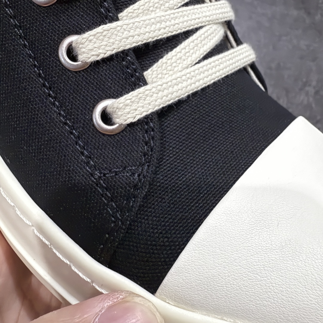 图片[4]-【莞顶渠道】瑞克 欧文斯Rick owens 主线 经典西瓜头 RO低帮帆布 进口原料牛皮 莞产超级顶货 新配色陆续上架 产品只会越做越漂亮💯 鞋头采用原版一致工艺 又翘又歪的效果目前这个技术市面上的任何版本都达不到这个效果 私模开发 细节一步到位不敢说百分百💯保证有百分之98还原 慢工出细活 好的产品不怕晚 这次的开发针对艺术家 收藏家 高品质 的人群 水染粒面小牛皮材质，和针车间距都是极致还原！ 顶级头层的小牛皮，质感无敌，奢侈品的触感！ 定制品牌logo的拉链！超大一比一规格礼盒装，重达3斤以上，外加定制欧文斯保护盒！ 配有日文、英文，双语种配件卡片！细节诠释，一件不落。 鞋盒翻盖 三标，正面+底部都一一做到！虽然增加不了实质的成本，但是打磨产品的细节，再微小也会还原！ 尺码：35 36 37 38 39 40 41 42 43 44 45 46-选品中心