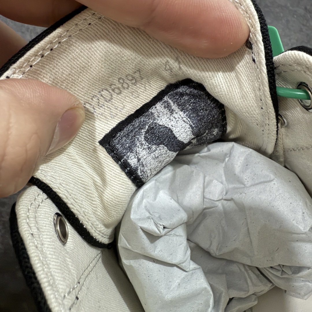 图片[5]-【莞顶渠道】瑞克 欧文斯Rick owens 主线 经典西瓜头 RO低帮帆布 进口原料牛皮 莞产超级顶货 新配色陆续上架 产品只会越做越漂亮💯 鞋头采用原版一致工艺 又翘又歪的效果目前这个技术市面上的任何版本都达不到这个效果 私模开发 细节一步到位不敢说百分百💯保证有百分之98还原 慢工出细活 好的产品不怕晚 这次的开发针对艺术家 收藏家 高品质 的人群 水染粒面小牛皮材质，和针车间距都是极致还原！ 顶级头层的小牛皮，质感无敌，奢侈品的触感！ 定制品牌logo的拉链！超大一比一规格礼盒装，重达3斤以上，外加定制欧文斯保护盒！ 配有日文、英文，双语种配件卡片！细节诠释，一件不落。 鞋盒翻盖 三标，正面+底部都一一做到！虽然增加不了实质的成本，但是打磨产品的细节，再微小也会还原！ 尺码：35 36 37 38 39 40 41 42 43 44 45 46-选品中心