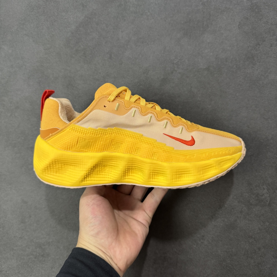 【公司级】HYEIN SEO x Nike Ava Rover Ava Rover 联名鞋 该鞋款采用流线型轮廓设计,鞋面结合 TPU 网格支撑结构,中底搭载 ReactX 泡棉材质,外底为 华夫底纹,整体呈现机能风风格。 设计风格:以流线型轮廓和轻薄物料鞋面为主,TPU 网格状支撑结构增强支撑性。  中底技术:采用 ReactX 泡棉材质,提供缓震性能。 外底设计:华夫底纹外底兼顾灵活度和抓地力。 货号:DX4215-006 尺码:36~45没半码 编码:LNHB280290-选品中心
