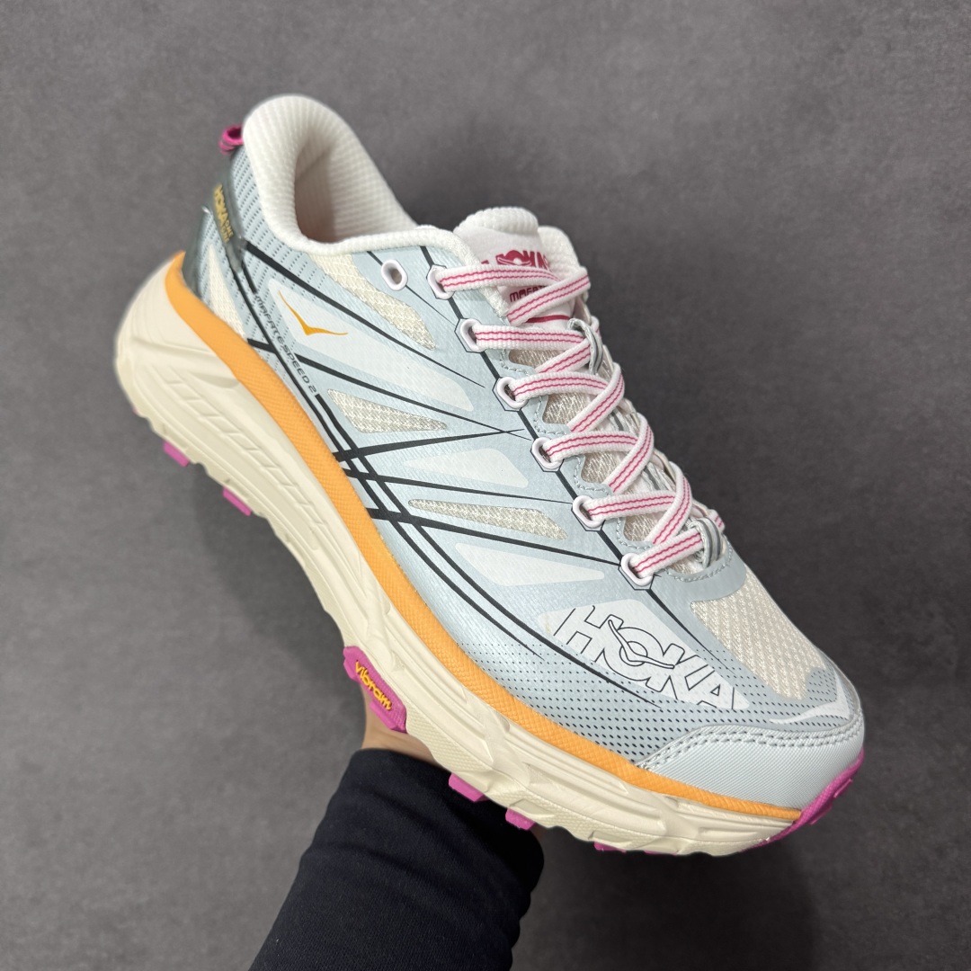 图片[3]-【福利跑量版】HOKA ONE ONE Mafate Speed 2 Low 玛法特2代系列低帮轻量户外越野休闲运动慢跑鞋 HOKA ONE ONE 最近推出了一个胶囊系列 Origin Story 这个系列里的 Mafate Speed 2 可以说让我日思夜想有一阵子了 最近终于拔草 让我来分享一下这双也是上脚赞到爆的越野跑鞋吧 以阿尔卑斯山脉作为主题将亮黄色与蓝色调覆盖在这经典轮廓之上 配色的呈现效果相当亮眼 以至于很多人买这个配色是用来日常搭配的 鞋面采用超轻的无缝架构 轻薄的TPU贴在透气的鞋面材料上 减轻重量同时也保证了支撑性 鞋底则采用滚动平衡技术 引导跑者回归自然步态 祖传的神奇EVA材质中底依旧是一如既往地表现优秀 能提供充足的缓震 作为HOKA家的越野跑鞋 VIBRAM 橡胶大底也是必不可少的 即便在复杂湿滑的地形 依旧能有良好的抓地力及稳定性 鞋带采用了弹性不易松脱的扁宽弹性鞋带 前掌与中掌部分也进行了加宽 也更加适合亚洲人的脚型 是一款十分全面且足够强悍的户外硬核越野鞋 而这双极其亮眼的越野跑鞋恰好又是在江山一百中参赛的UTMB冠军 Ludovic POMMERET 夺冠时穿着的战靴 这就让它变得更加有吸引力了 用来日常搭配的话短裤是基本不挑 长裤我个人推荐阔腿裤 工装裤以及各种长筒牛仔裤都可以 尺码：36 36.5 37.5 38 38.5 39 40 40.5 41 42 42.5 43 44 44.5 45-选品中心