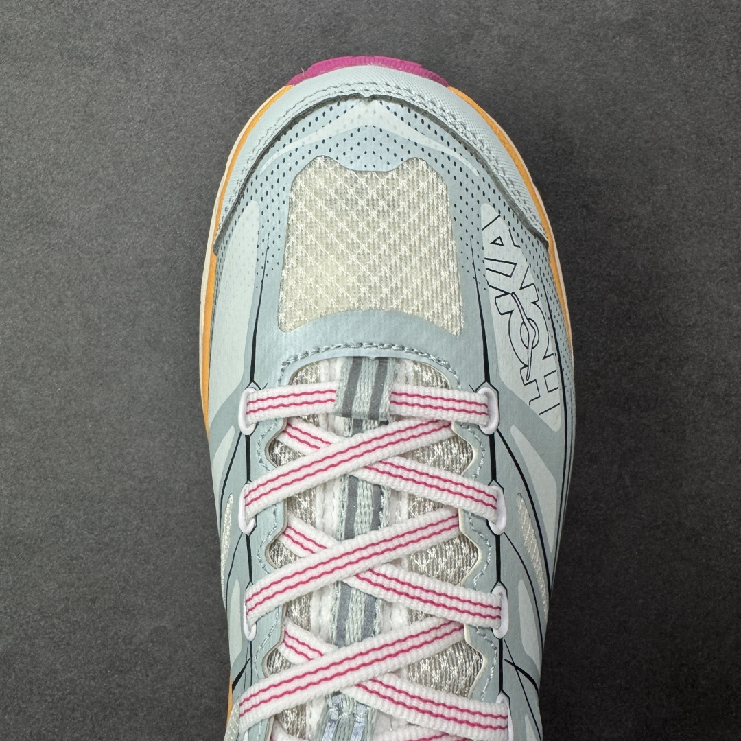 图片[8]-【福利跑量版】HOKA ONE ONE Mafate Speed 2 Low 玛法特2代系列低帮轻量户外越野休闲运动慢跑鞋 HOKA ONE ONE 最近推出了一个胶囊系列 Origin Story 这个系列里的 Mafate Speed 2 可以说让我日思夜想有一阵子了 最近终于拔草 让我来分享一下这双也是上脚赞到爆的越野跑鞋吧 以阿尔卑斯山脉作为主题将亮黄色与蓝色调覆盖在这经典轮廓之上 配色的呈现效果相当亮眼 以至于很多人买这个配色是用来日常搭配的 鞋面采用超轻的无缝架构 轻薄的TPU贴在透气的鞋面材料上 减轻重量同时也保证了支撑性 鞋底则采用滚动平衡技术 引导跑者回归自然步态 祖传的神奇EVA材质中底依旧是一如既往地表现优秀 能提供充足的缓震 作为HOKA家的越野跑鞋 VIBRAM 橡胶大底也是必不可少的 即便在复杂湿滑的地形 依旧能有良好的抓地力及稳定性 鞋带采用了弹性不易松脱的扁宽弹性鞋带 前掌与中掌部分也进行了加宽 也更加适合亚洲人的脚型 是一款十分全面且足够强悍的户外硬核越野鞋 而这双极其亮眼的越野跑鞋恰好又是在江山一百中参赛的UTMB冠军 Ludovic POMMERET 夺冠时穿着的战靴 这就让它变得更加有吸引力了 用来日常搭配的话短裤是基本不挑 长裤我个人推荐阔腿裤 工装裤以及各种长筒牛仔裤都可以 尺码：36 36.5 37.5 38 38.5 39 40 40.5 41 42 42.5 43 44 44.5 45-选品中心
