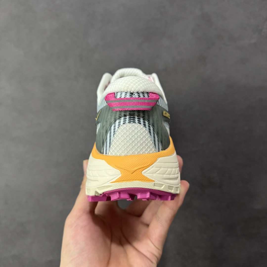 图片[4]-【福利跑量版】HOKA ONE ONE Mafate Speed 2 Low 玛法特2代系列低帮轻量户外越野休闲运动慢跑鞋 HOKA ONE ONE 最近推出了一个胶囊系列 Origin Story 这个系列里的 Mafate Speed 2 可以说让我日思夜想有一阵子了 最近终于拔草 让我来分享一下这双也是上脚赞到爆的越野跑鞋吧 以阿尔卑斯山脉作为主题将亮黄色与蓝色调覆盖在这经典轮廓之上 配色的呈现效果相当亮眼 以至于很多人买这个配色是用来日常搭配的 鞋面采用超轻的无缝架构 轻薄的TPU贴在透气的鞋面材料上 减轻重量同时也保证了支撑性 鞋底则采用滚动平衡技术 引导跑者回归自然步态 祖传的神奇EVA材质中底依旧是一如既往地表现优秀 能提供充足的缓震 作为HOKA家的越野跑鞋 VIBRAM 橡胶大底也是必不可少的 即便在复杂湿滑的地形 依旧能有良好的抓地力及稳定性 鞋带采用了弹性不易松脱的扁宽弹性鞋带 前掌与中掌部分也进行了加宽 也更加适合亚洲人的脚型 是一款十分全面且足够强悍的户外硬核越野鞋 而这双极其亮眼的越野跑鞋恰好又是在江山一百中参赛的UTMB冠军 Ludovic POMMERET 夺冠时穿着的战靴 这就让它变得更加有吸引力了 用来日常搭配的话短裤是基本不挑 长裤我个人推荐阔腿裤 工装裤以及各种长筒牛仔裤都可以 尺码：36 36.5 37.5 38 38.5 39 40 40.5 41 42 42.5 43 44 44.5 45-选品中心