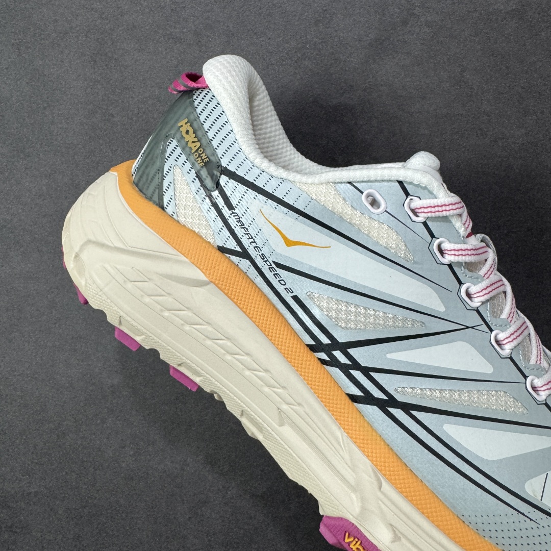 图片[6]-【福利跑量版】HOKA ONE ONE Mafate Speed 2 Low 玛法特2代系列低帮轻量户外越野休闲运动慢跑鞋 HOKA ONE ONE 最近推出了一个胶囊系列 Origin Story 这个系列里的 Mafate Speed 2 可以说让我日思夜想有一阵子了 最近终于拔草 让我来分享一下这双也是上脚赞到爆的越野跑鞋吧 以阿尔卑斯山脉作为主题将亮黄色与蓝色调覆盖在这经典轮廓之上 配色的呈现效果相当亮眼 以至于很多人买这个配色是用来日常搭配的 鞋面采用超轻的无缝架构 轻薄的TPU贴在透气的鞋面材料上 减轻重量同时也保证了支撑性 鞋底则采用滚动平衡技术 引导跑者回归自然步态 祖传的神奇EVA材质中底依旧是一如既往地表现优秀 能提供充足的缓震 作为HOKA家的越野跑鞋 VIBRAM 橡胶大底也是必不可少的 即便在复杂湿滑的地形 依旧能有良好的抓地力及稳定性 鞋带采用了弹性不易松脱的扁宽弹性鞋带 前掌与中掌部分也进行了加宽 也更加适合亚洲人的脚型 是一款十分全面且足够强悍的户外硬核越野鞋 而这双极其亮眼的越野跑鞋恰好又是在江山一百中参赛的UTMB冠军 Ludovic POMMERET 夺冠时穿着的战靴 这就让它变得更加有吸引力了 用来日常搭配的话短裤是基本不挑 长裤我个人推荐阔腿裤 工装裤以及各种长筒牛仔裤都可以 尺码：36 36.5 37.5 38 38.5 39 40 40.5 41 42 42.5 43 44 44.5 45-选品中心