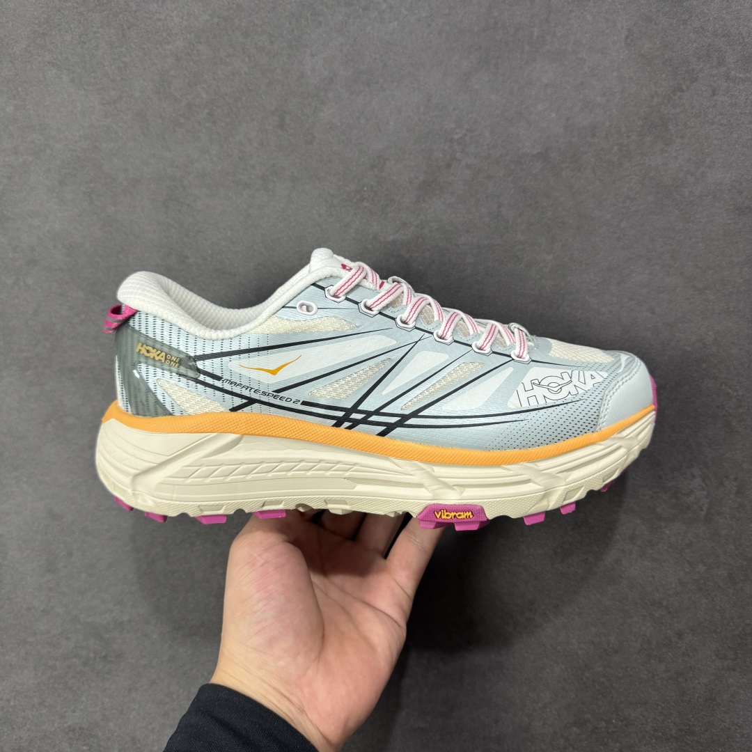 【福利跑量版】HOKA ONE ONE Mafate Speed 2 Low 玛法特2代系列低帮轻量户外越野休闲运动慢跑鞋 HOKA ONE ONE 最近推出了一个胶囊系列 Origin Story 这个系列里的 Mafate Speed 2 可以说让我日思夜想有一阵子了 最近终于拔草 让我来分享一下这双也是上脚赞到爆的越野跑鞋吧 以阿尔卑斯山脉作为主题将亮黄色与蓝色调覆盖在这经典轮廓之上 配色的呈现效果相当亮眼 以至于很多人买这个配色是用来日常搭配的 鞋面采用超轻的无缝架构 轻薄的TPU贴在透气的鞋面材料上 减轻重量同时也保证了支撑性 鞋底则采用滚动平衡技术 引导跑者回归自然步态 祖传的神奇EVA材质中底依旧是一如既往地表现优秀 能提供充足的缓震 作为HOKA家的越野跑鞋 VIBRAM 橡胶大底也是必不可少的 即便在复杂湿滑的地形 依旧能有良好的抓地力及稳定性 鞋带采用了弹性不易松脱的扁宽弹性鞋带 前掌与中掌部分也进行了加宽 也更加适合亚洲人的脚型 是一款十分全面且足够强悍的户外硬核越野鞋 而这双极其亮眼的越野跑鞋恰好又是在江山一百中参赛的UTMB冠军 Ludovic POMMERET 夺冠时穿着的战靴 这就让它变得更加有吸引力了 用来日常搭配的话短裤是基本不挑 长裤我个人推荐阔腿裤 工装裤以及各种长筒牛仔裤都可以 尺码:36 36.5 37.5 38 38.5 39 40 40.5 41 42 42.5 43 44 44.5 45-选品中心