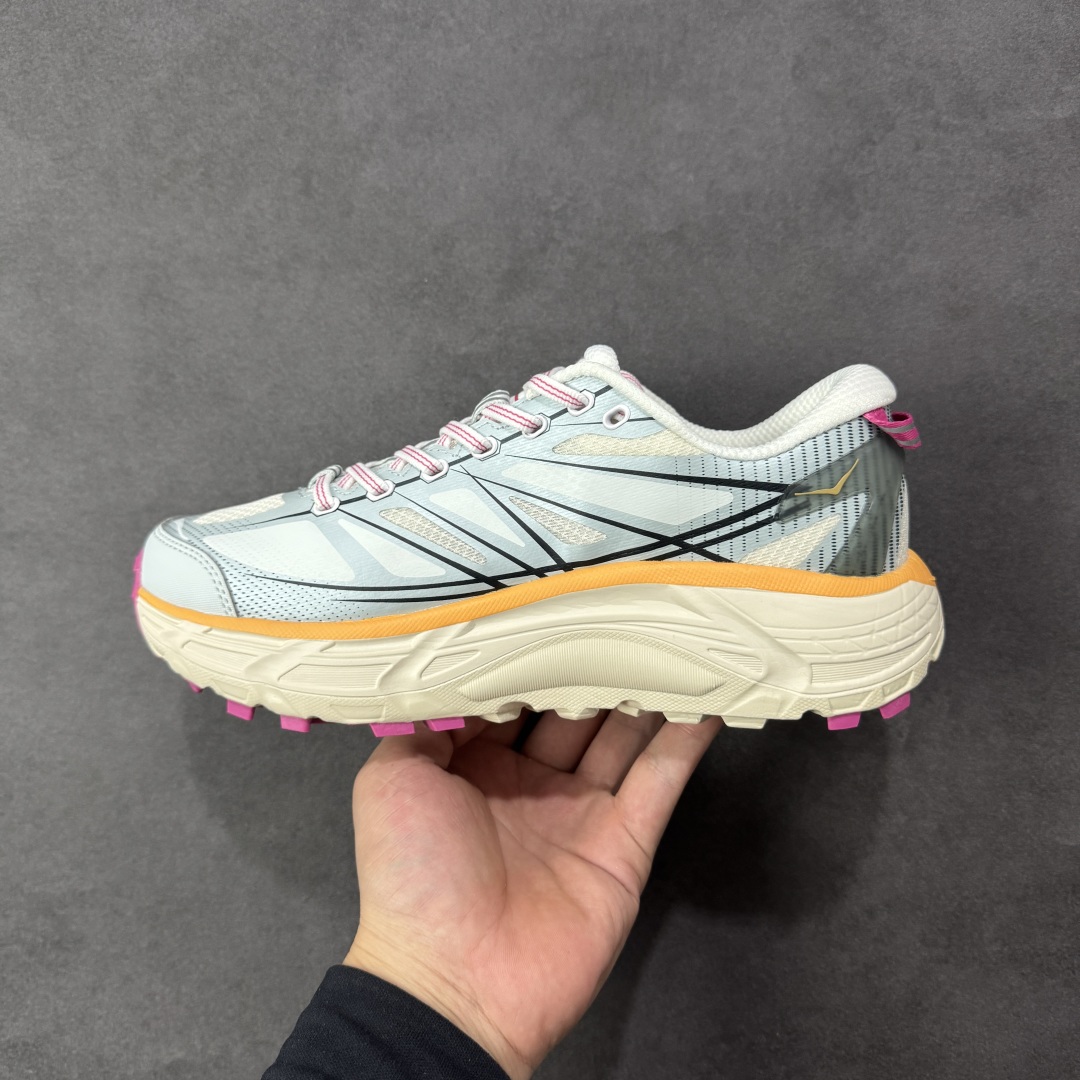 图片[2]-【福利跑量版】HOKA ONE ONE Mafate Speed 2 Low 玛法特2代系列低帮轻量户外越野休闲运动慢跑鞋 HOKA ONE ONE 最近推出了一个胶囊系列 Origin Story 这个系列里的 Mafate Speed 2 可以说让我日思夜想有一阵子了 最近终于拔草 让我来分享一下这双也是上脚赞到爆的越野跑鞋吧 以阿尔卑斯山脉作为主题将亮黄色与蓝色调覆盖在这经典轮廓之上 配色的呈现效果相当亮眼 以至于很多人买这个配色是用来日常搭配的 鞋面采用超轻的无缝架构 轻薄的TPU贴在透气的鞋面材料上 减轻重量同时也保证了支撑性 鞋底则采用滚动平衡技术 引导跑者回归自然步态 祖传的神奇EVA材质中底依旧是一如既往地表现优秀 能提供充足的缓震 作为HOKA家的越野跑鞋 VIBRAM 橡胶大底也是必不可少的 即便在复杂湿滑的地形 依旧能有良好的抓地力及稳定性 鞋带采用了弹性不易松脱的扁宽弹性鞋带 前掌与中掌部分也进行了加宽 也更加适合亚洲人的脚型 是一款十分全面且足够强悍的户外硬核越野鞋 而这双极其亮眼的越野跑鞋恰好又是在江山一百中参赛的UTMB冠军 Ludovic POMMERET 夺冠时穿着的战靴 这就让它变得更加有吸引力了 用来日常搭配的话短裤是基本不挑 长裤我个人推荐阔腿裤 工装裤以及各种长筒牛仔裤都可以 尺码：36 36.5 37.5 38 38.5 39 40 40.5 41 42 42.5 43 44 44.5 45-选品中心